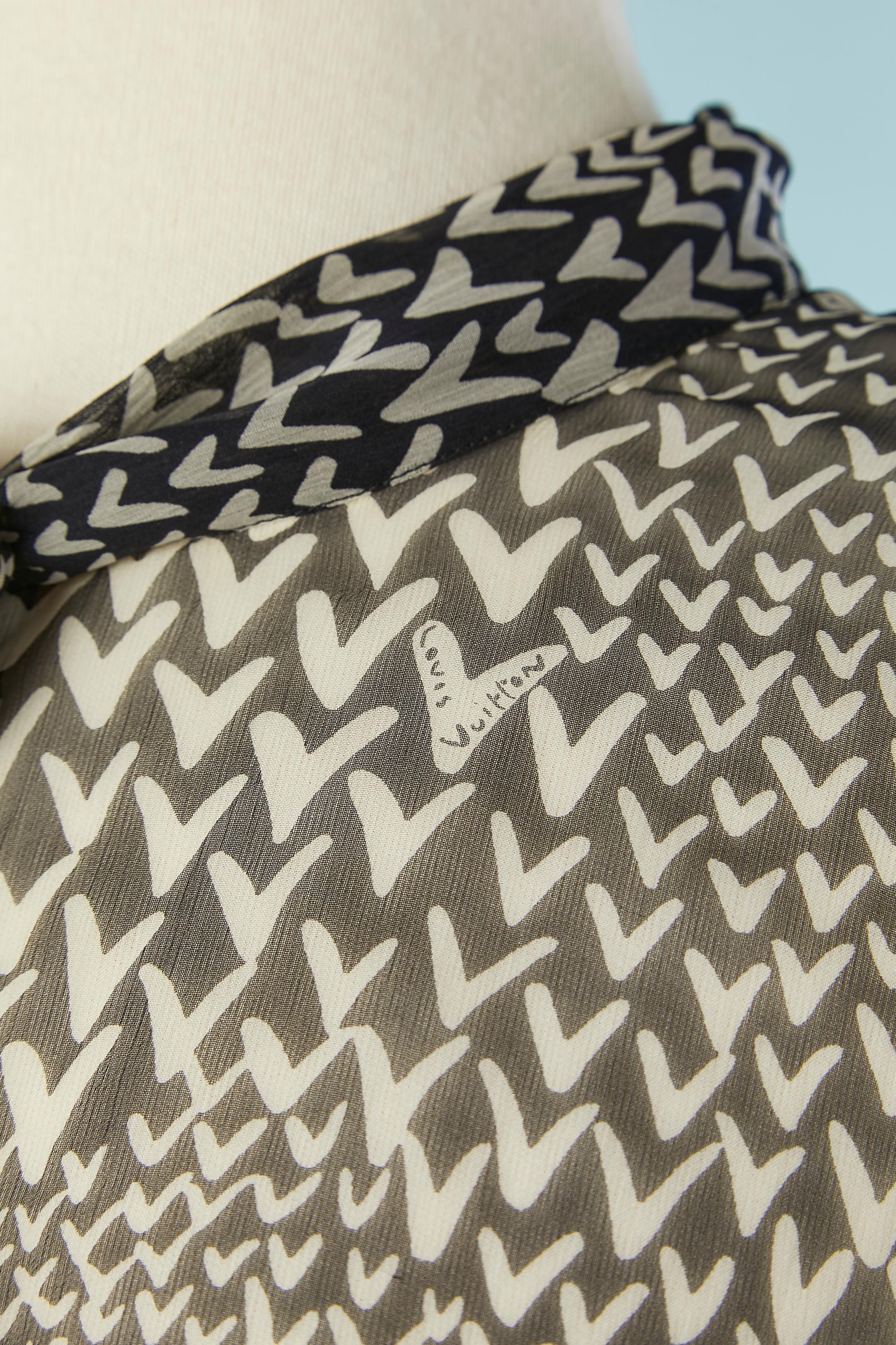 Gris Ensemble chemise et jupe plissée imprimée en mousseline de soie Louis Vuitton  en vente