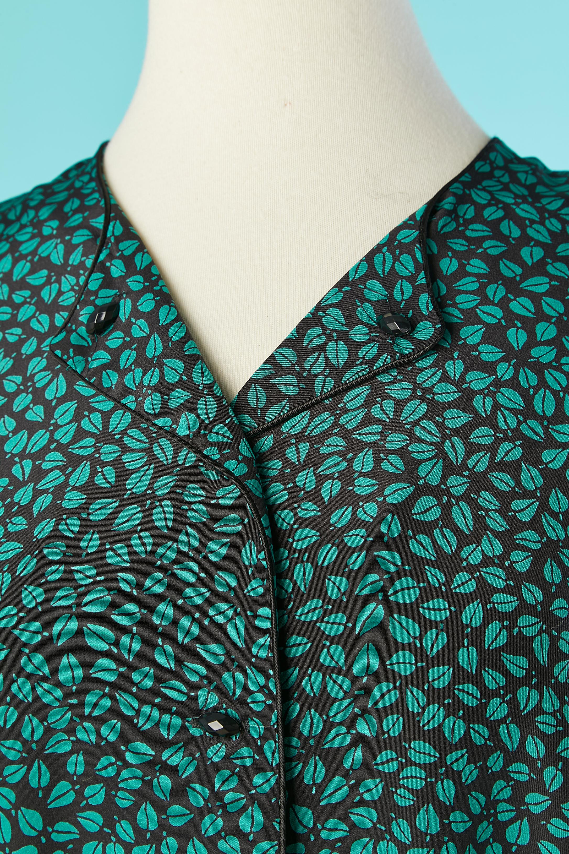 Printed shirt pleated on the bottom edge. No fabric composition tag but probably rayon. 
Button and buttonhole closure on the middle front and on the cuffs.
SIZE 40 (Fr) L 