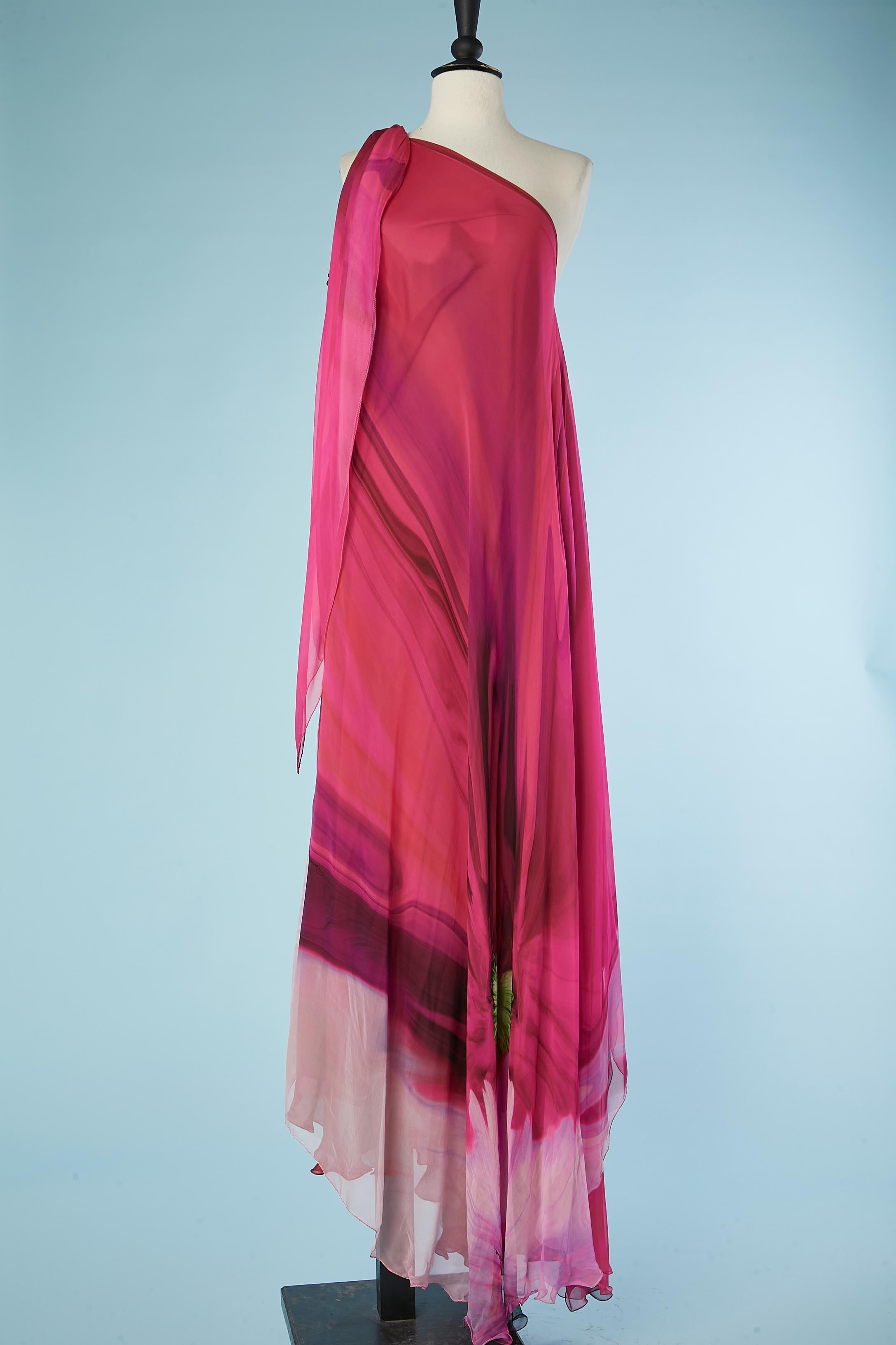 Printed silk chiffon asymmetrical evening dress. Fabric composition: Silk chiffon and silk lining. Shoulder strands. Biais. Authenticity hologram.Silk chiffon shoulder strands.
SIZE 40 (It) 