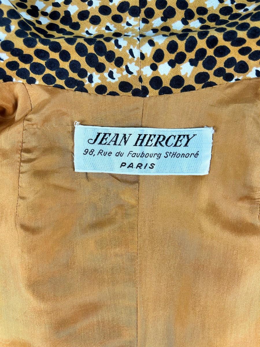 Circa 1965-1970

Francia
Cappotto da donna in seta stampata della casa di moda Jean Hercey, 98 rue du Faubourg Saint Honoré, situata vicino al Palais de l'Elysée a Parigi e risalente agli anni Sessanta. Interessante stampa su twill di seta a pois