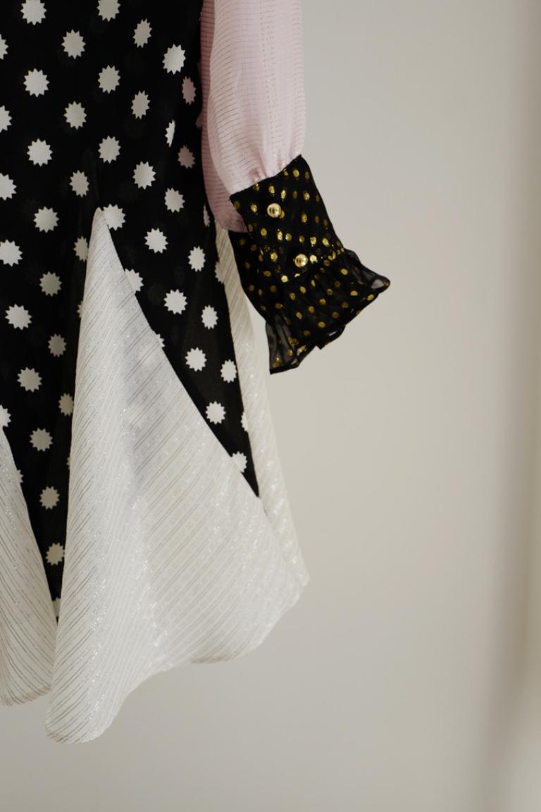 Bedrucktes langärmeliges Seidenkleid mit Patchwork-Schleife, Designer 100% Seide Damen im Angebot