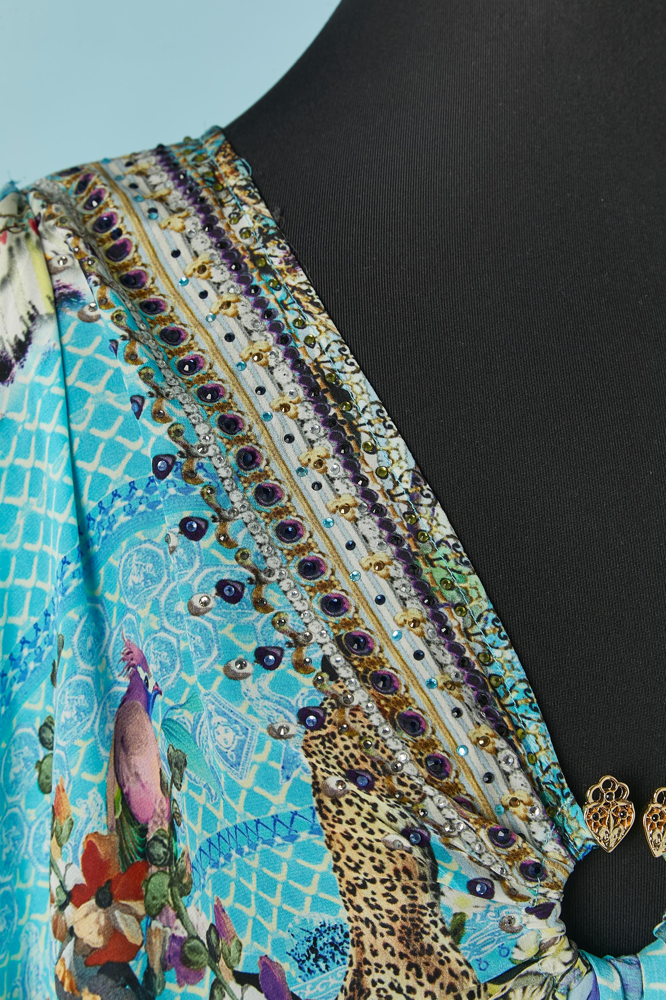 Bleu Robe en soie imprimée et ornée de strass CAMILLA (Nouvellement étiquetée) en vente