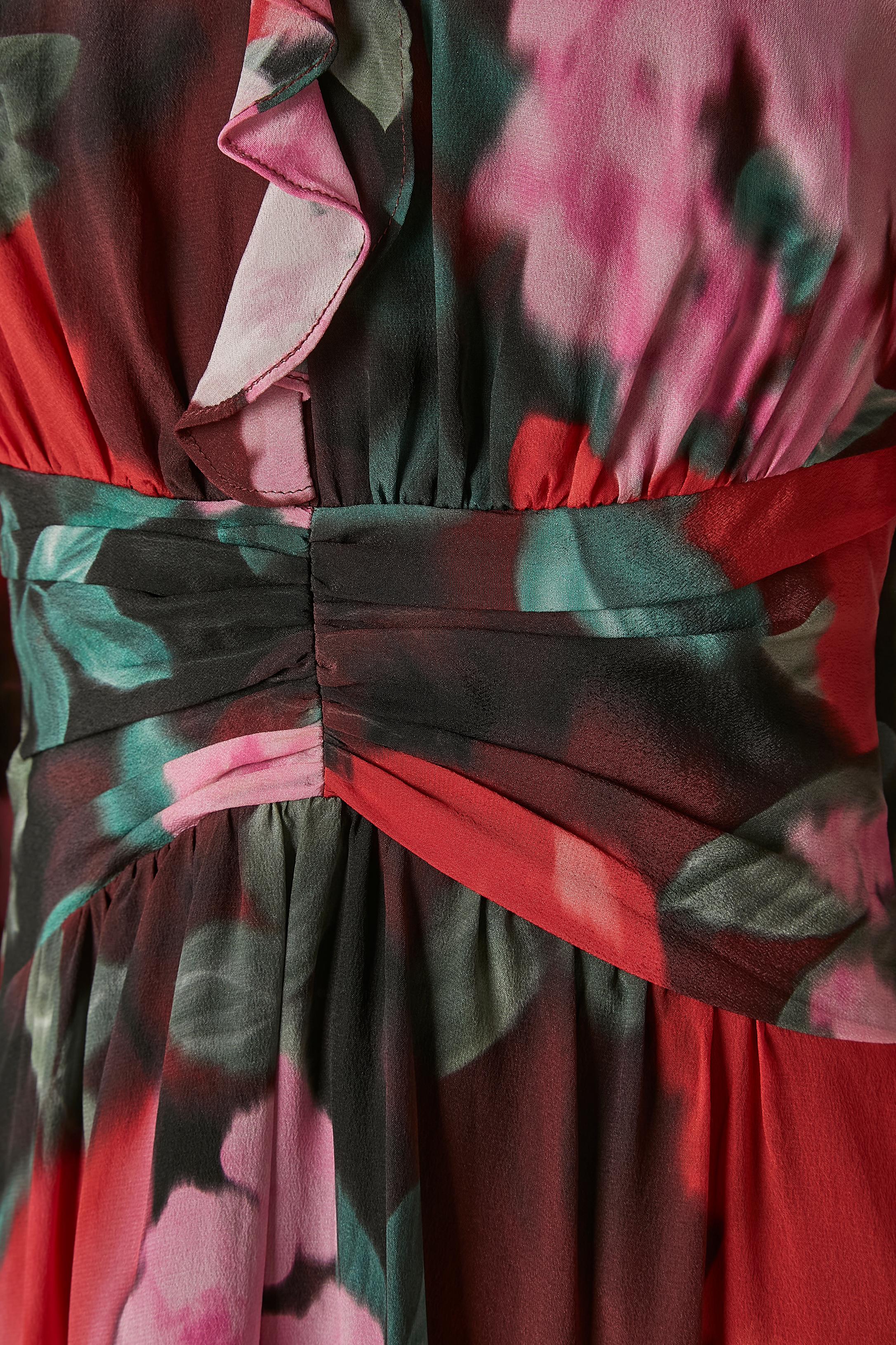 Bedrucktes Seidenkleid mit Rüschen am Halsausschnitt und am unteren Rand. Um die Taille drapiert. Elastischer Kittel auf der Rückseite an der Taille. Unsichtbarer Reißverschluss auf der linken Seite. 
GRÖSSE XS 