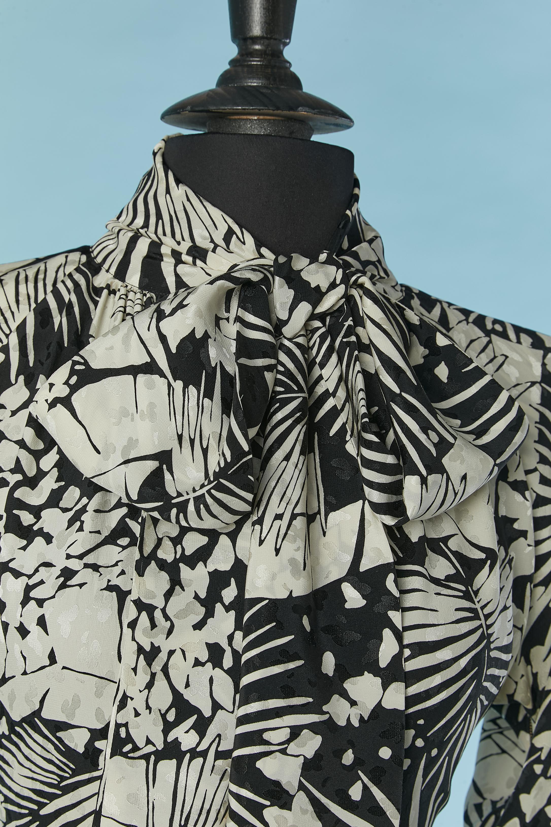 Black and white printed silk jacquard cocktail dress with bow tie. Shoulder pad. 
Zip closure on the left side. Raglan sleeve.
SIZE 34( Fr) on tag / S 