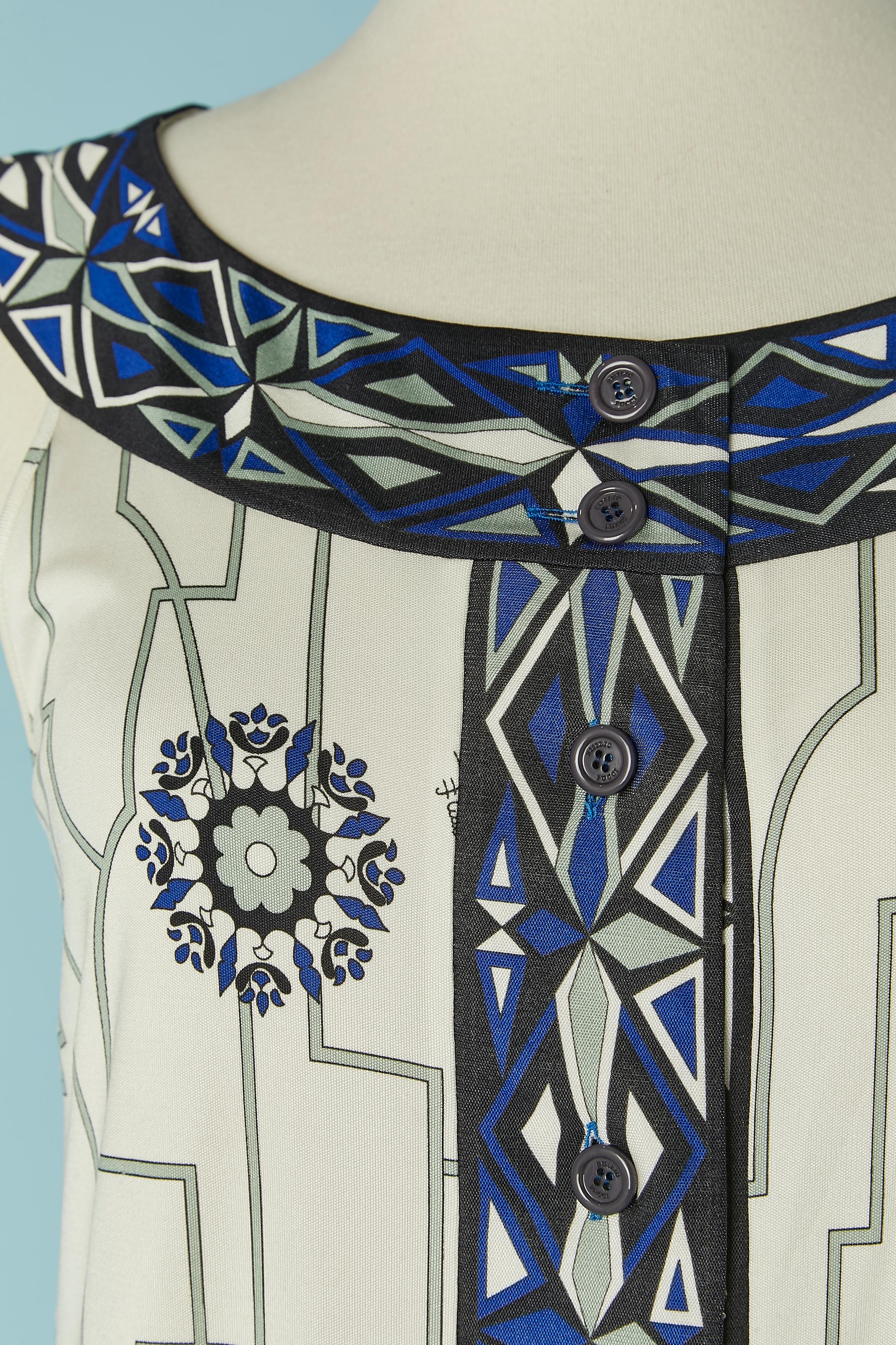 Printed silk  jersey dress. Button and buttonhole closure on the middle front. 
SIZE 40 (it) 6 (Us) M