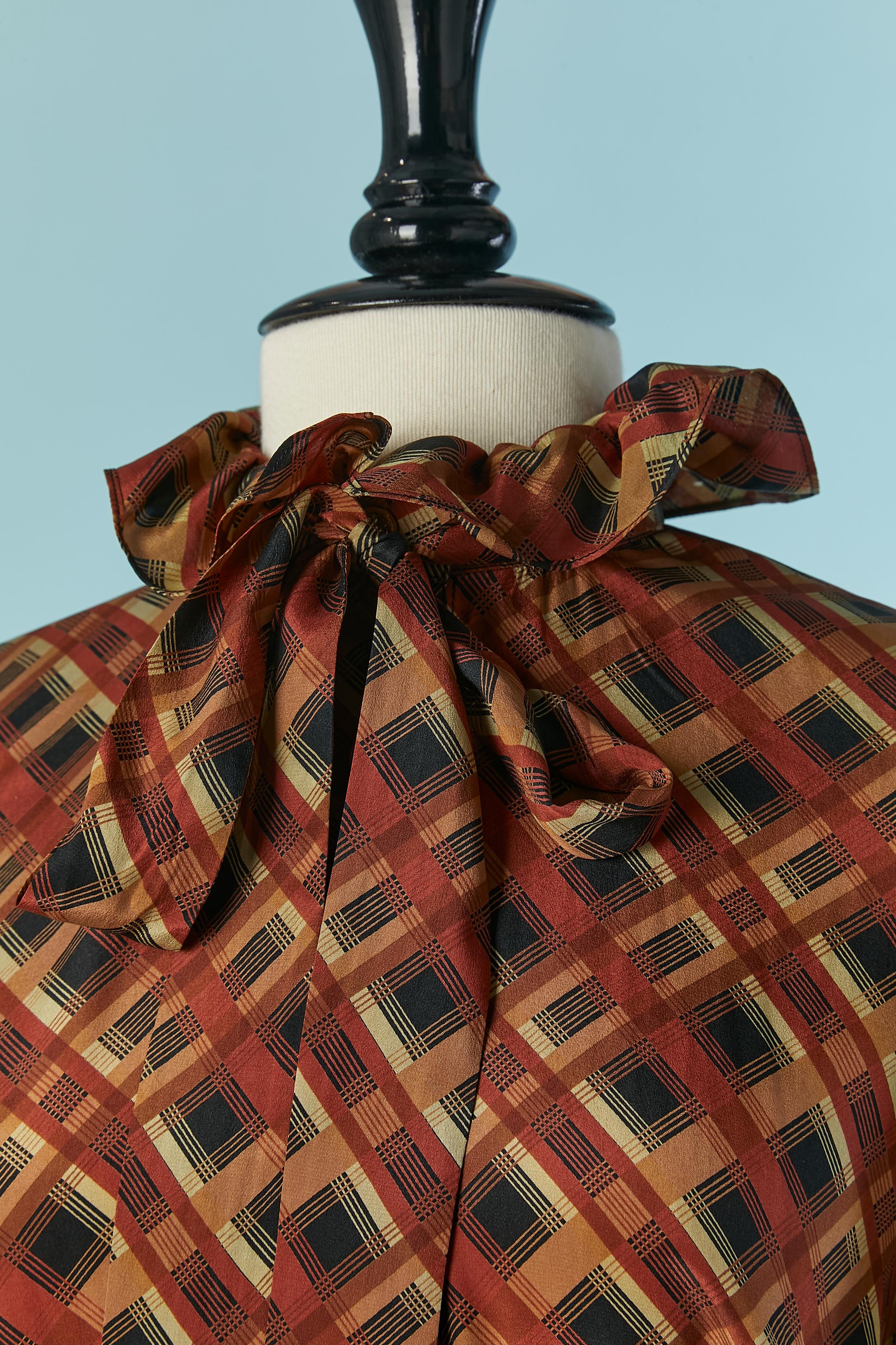 Printed silk shirt and pleated skirt ensemble. Bow tie around the collar and ruffles.
Button and buttonhole closure on the middle font of the shirt + on the cuffs. 
SIZE 36 (Fr) but fit M 