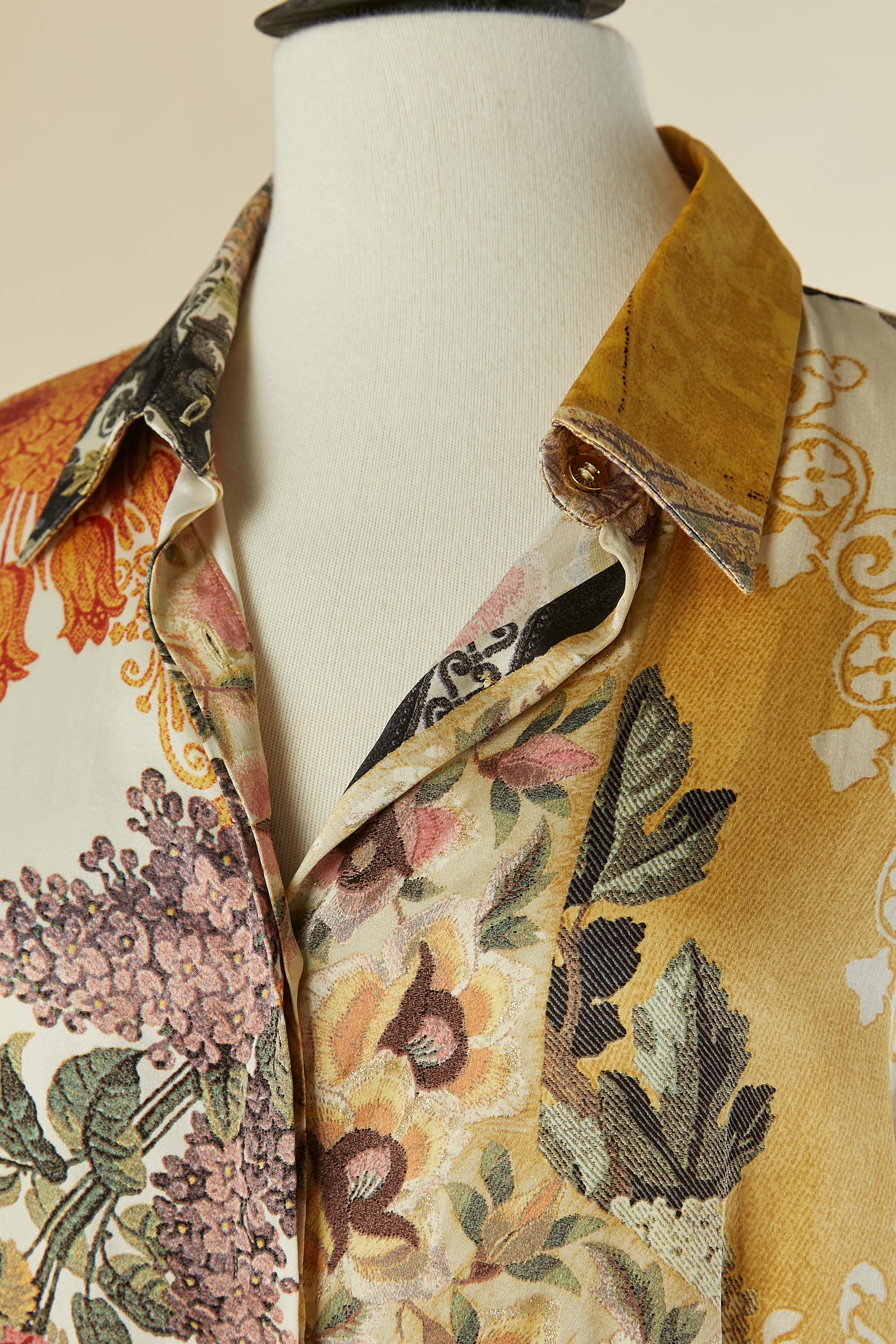 Chemise en soie imprimée . Bouton et boutonnière marqués sur le milieu du devant. Boutons de manchette en chaîne et perles. 
Pas d'étiquette de marque mais un bouton de marque, un tissu de marque et un hologramme d'authenticité. 
TAILLE 46 (It) 42