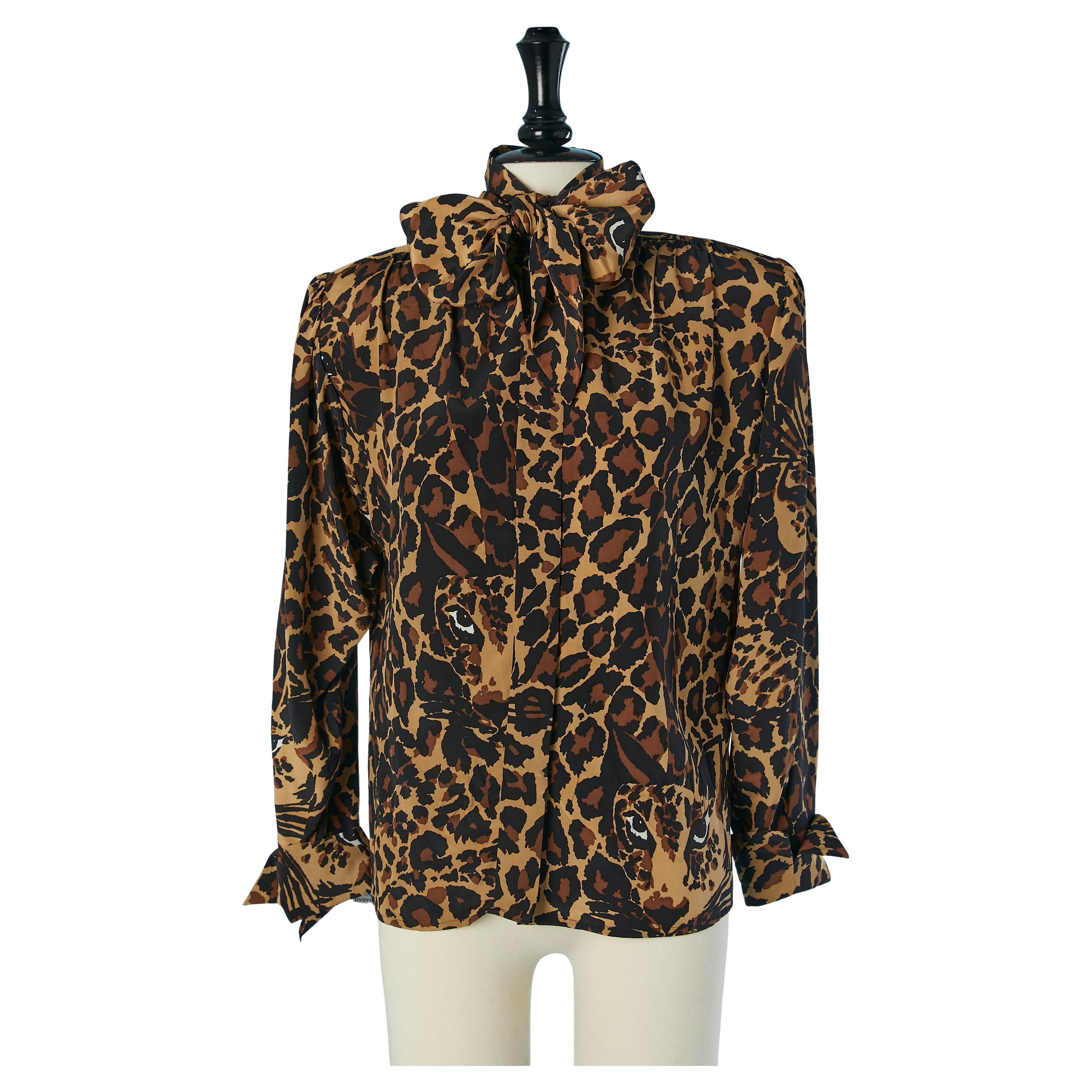 Camisa de seda estampada con pajarita en venta