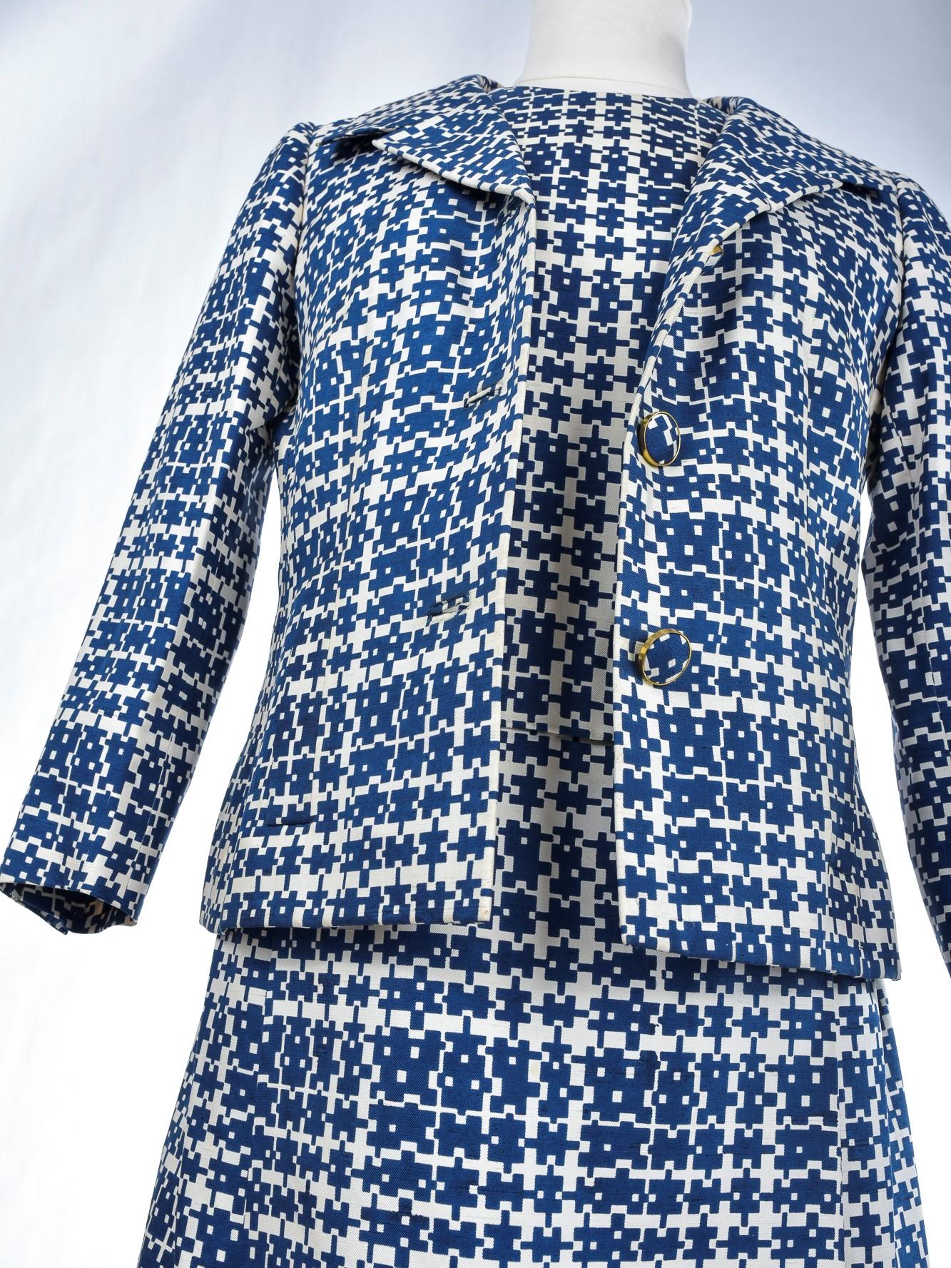 Circa 1956 - 1960

France

Intéressant costume en soie imprimée composé d'une robe sans manches et d'une veste, probablement des débuts de Jules-François Crahay pour Nina Ricci. Magnifique imprimé marine avec des labyrinthes géométriques sur un fond