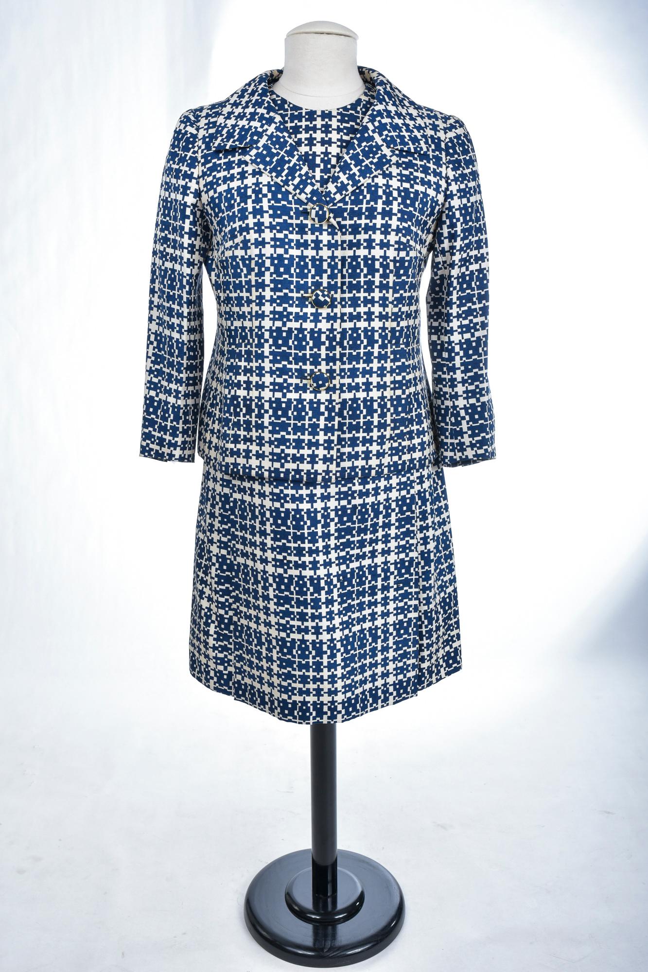 Printed silk suit by Jules-François Crahay for Nina Ricci Circa 1956-1960 For Sale 2