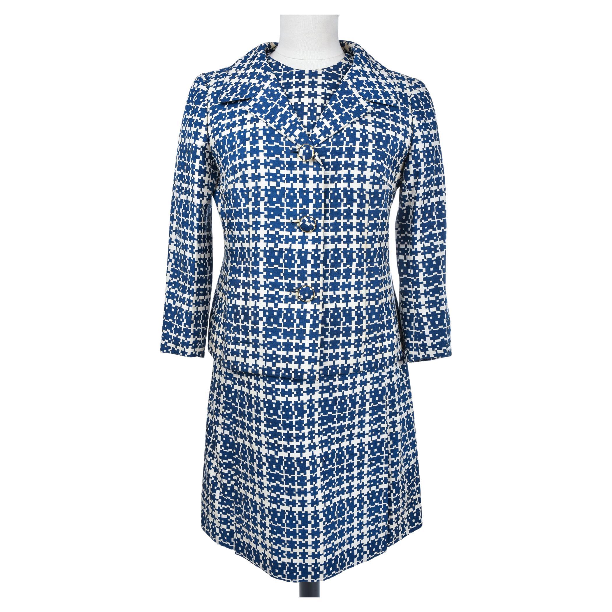 Circa 1956 - 1960
Francia
Abito in seta stampata composto da un vestito senza maniche e da una giacca, probabilmente risalente agli esordi di Jules-François Crahay per Nina Ricci. Bellissima stampa navy con labirinti geometrici su uno sfondo in