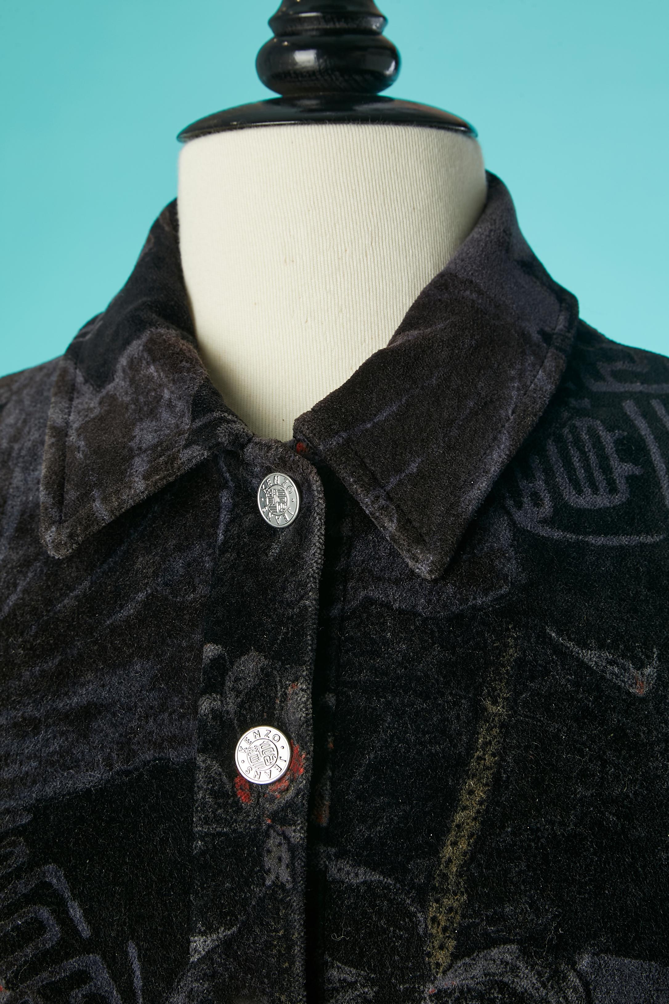 Printed single breasted jacket . Main fabric composition: 98% cotton, 2% spandex. Lining composition: 65% acetate, 35% rayon. Pockets. Branded button and buttonhole closure on the middle front and on the pockets. 
SIZE 40 / M 