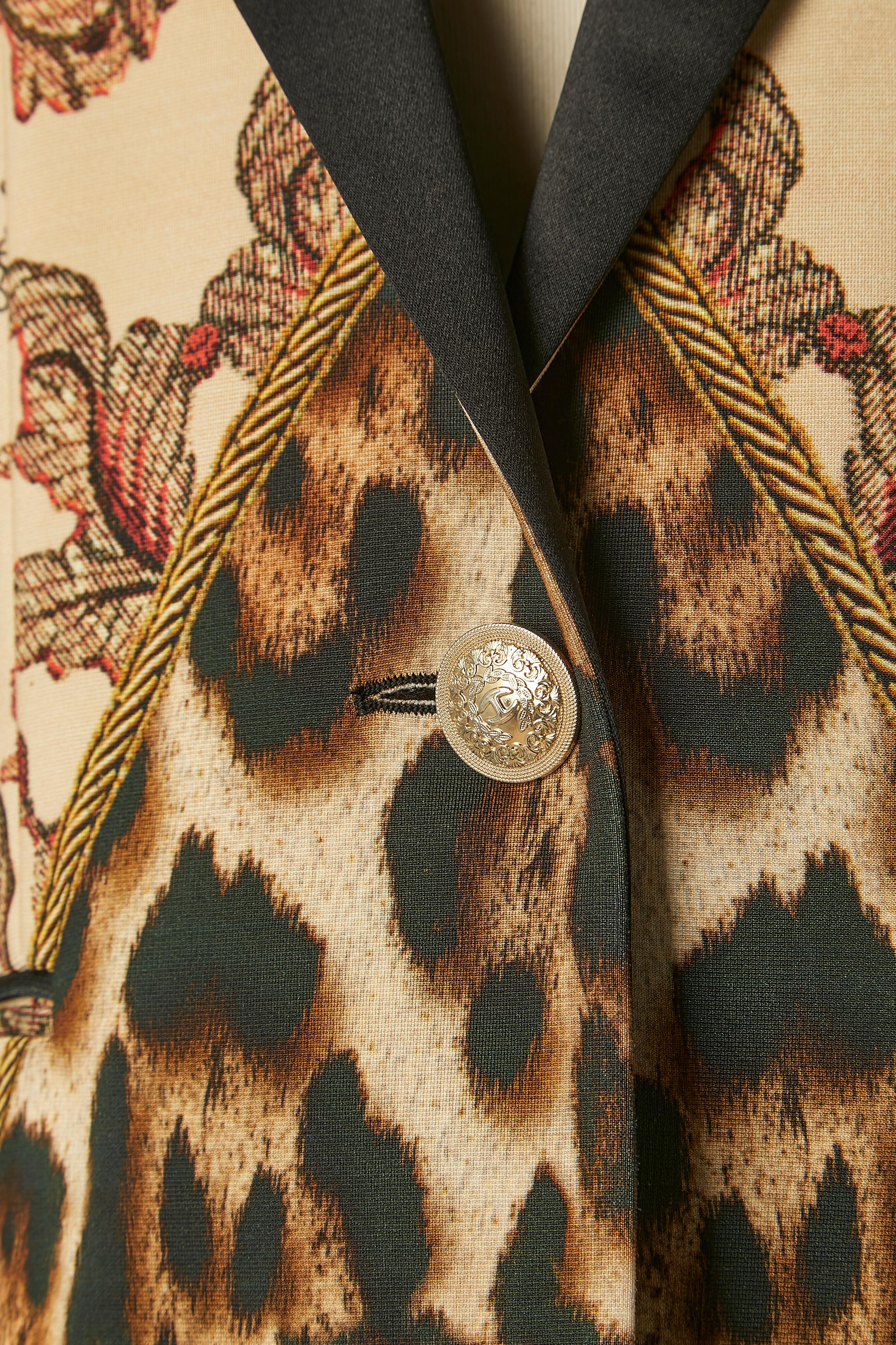 Veste de smoking à simple boutonnage imprimée. 
Composition du tissu principal : 87% rayonne, 13% spandex. Doublure de marque : 50% acétate, 50% rayonne. Composition du col : polyester. 
Hologramme d'authenticité. Un bouton en métal doré marqué au