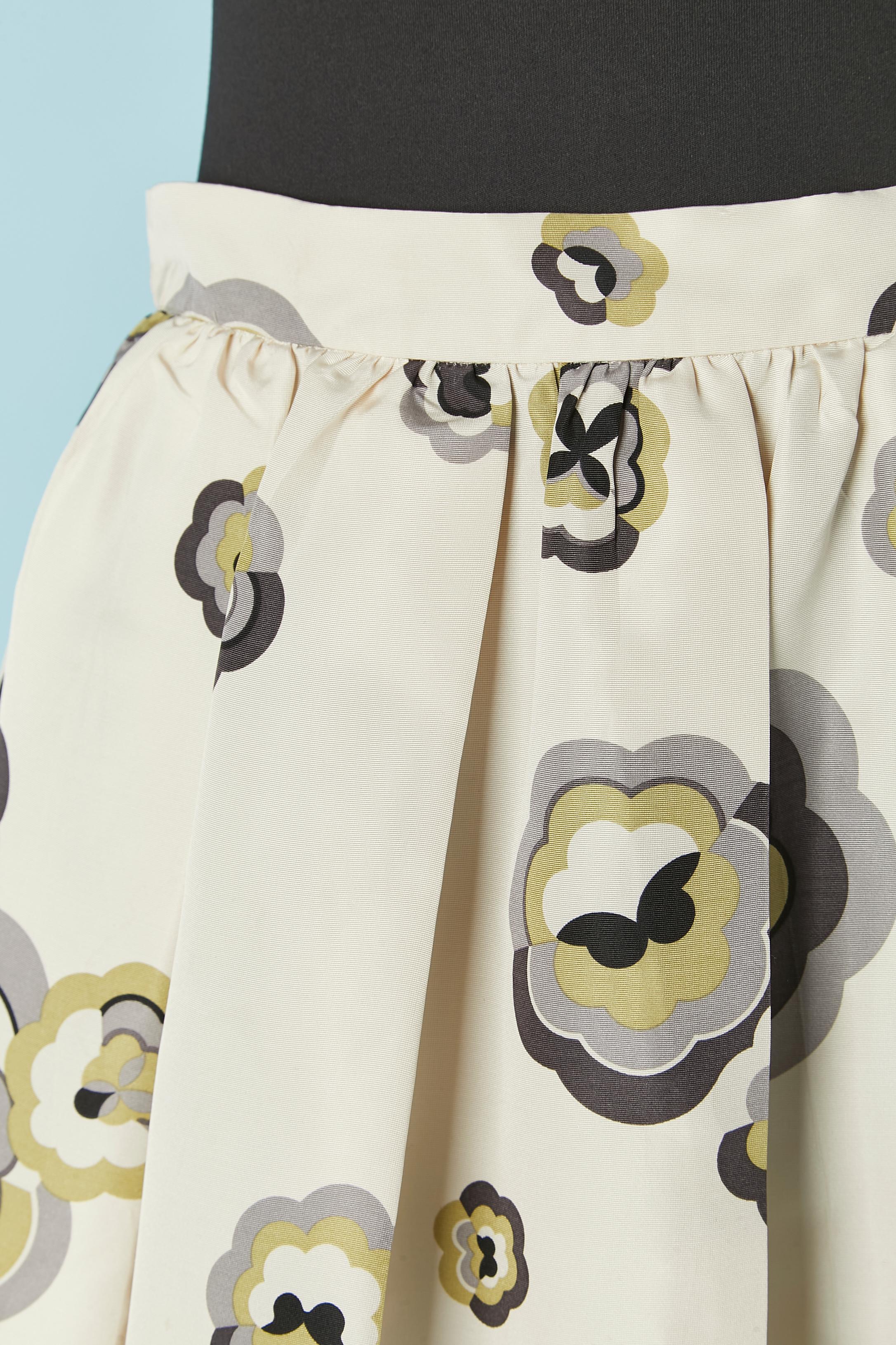 Gonna stampata. Composizione del tessuto: 100% rayon
 Zip invisibile sul lato sinistro. 
TAGLIA 44 (It) 40 (Fr) M 