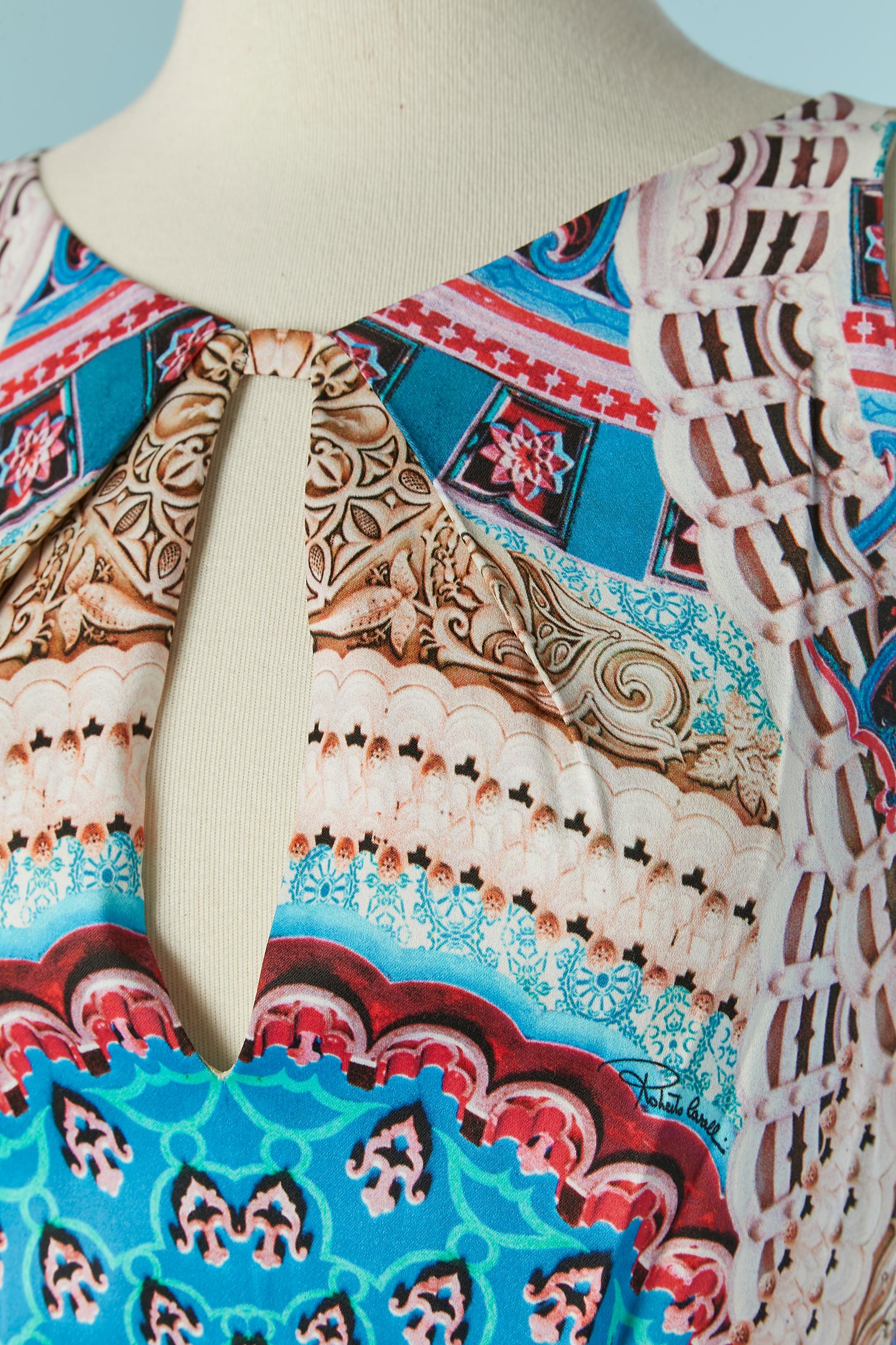 Printed sleeveless cocktail dress. Main fabric composition: 97% rayon, 3% elastane. Lining composition ( only inside the top of the dress) 92% silk, 8% elastane. 
Zip closure on the middle back + hook&eye. 
SIZE 40 (It) 36 (Fr) S 