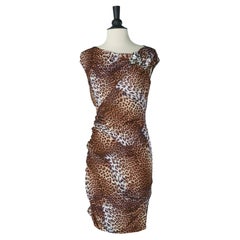 Robe de cocktail imprimée avec broche en strass BLUMARINE