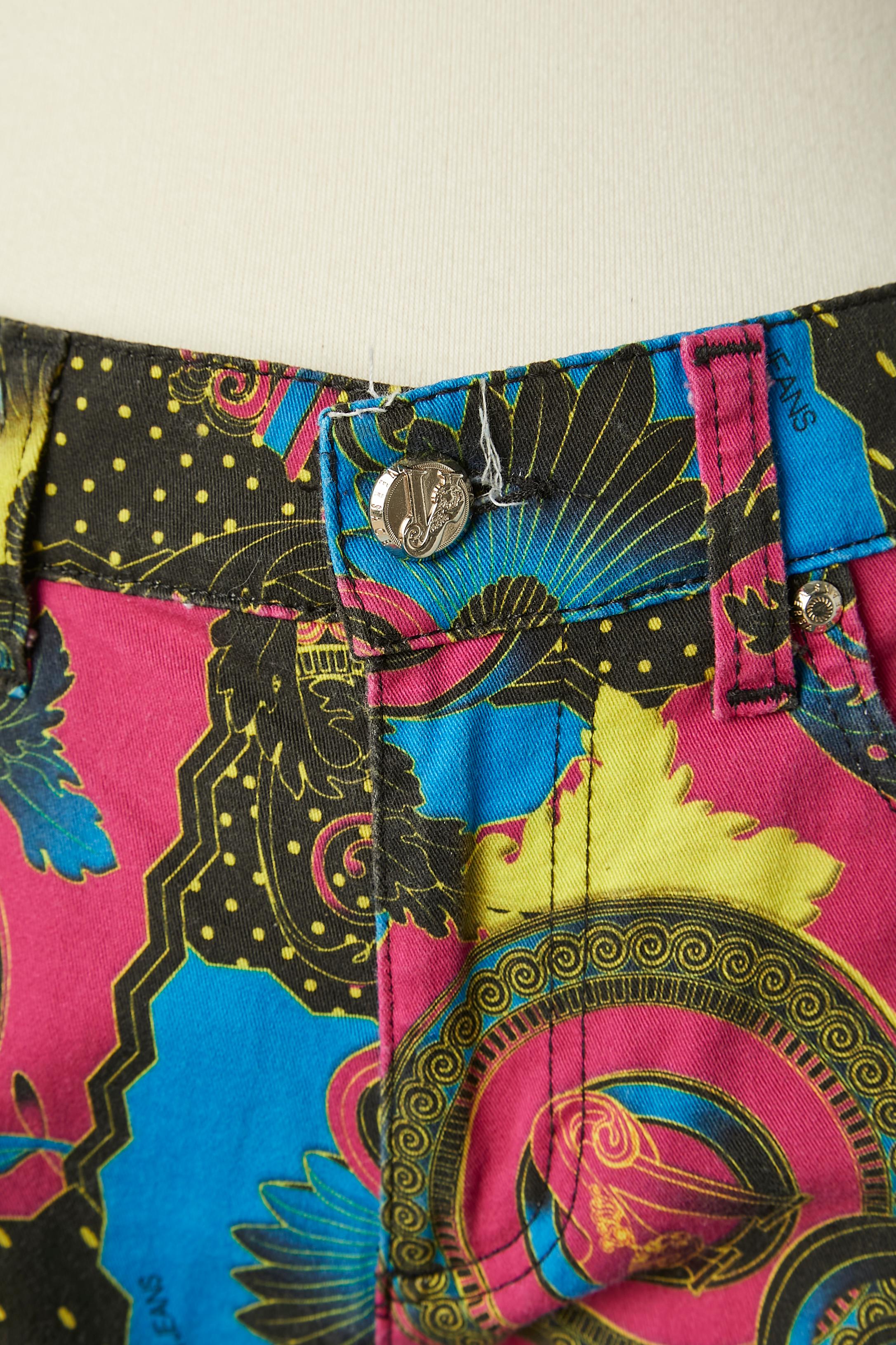 Printed summer short in stretch cotton. Fabric composition: 97% cotton, 3% stretch. Fabric composition lining: 65% polyester, 35% cotton. 
Metallic branded button and studs. Belt-loop.
SIZE: 40 It / 26 Inch / 36 Fr / 26 US