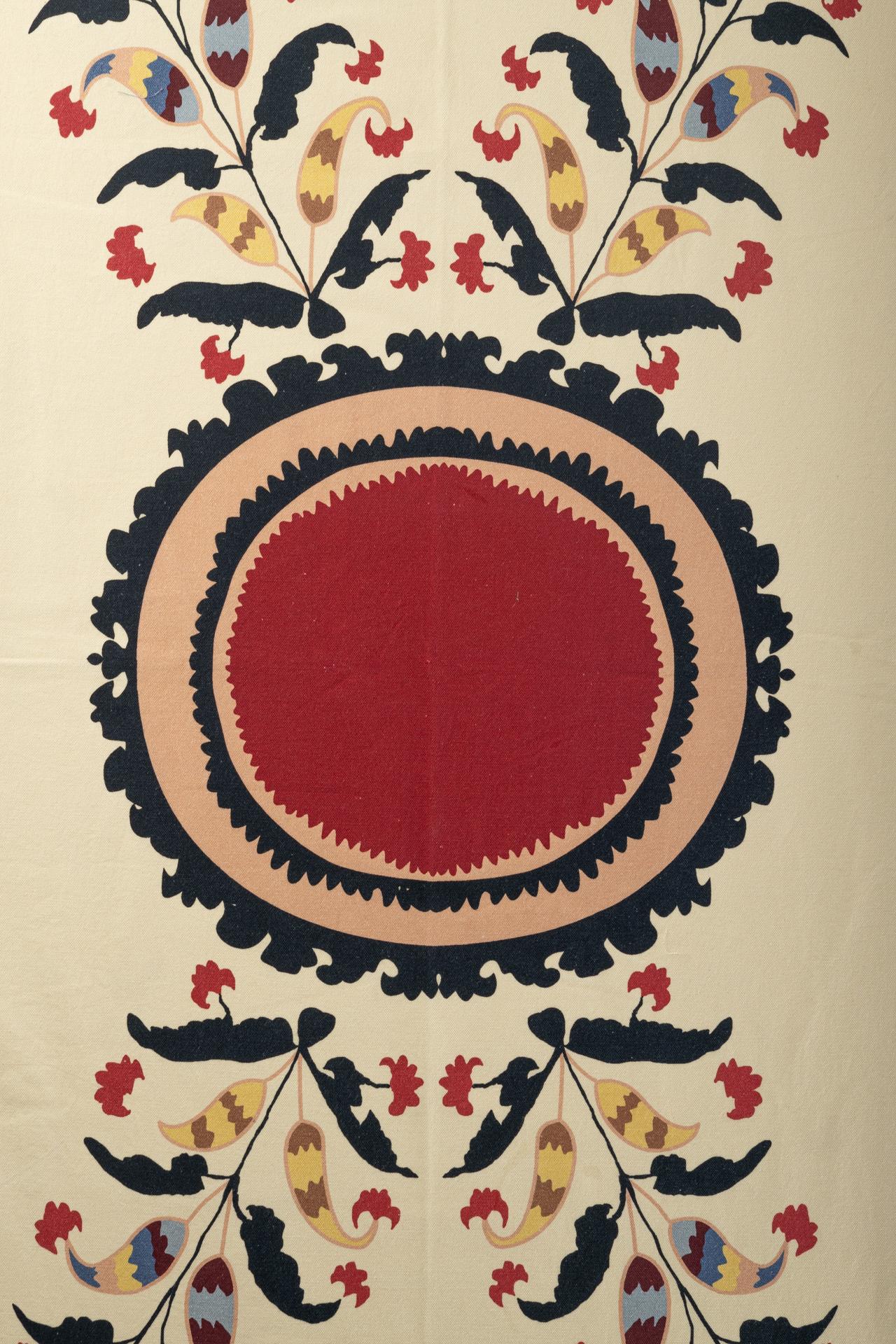Añade un toque de encanto a tus cenas con nuestro exclusivo mantel de algodón estampado Suzani. De 250x150 cm, este mantel presenta intrincados y vibrantes motivos que celebran la belleza del diseño tradicional suzani. Este vibrante diseño aporta