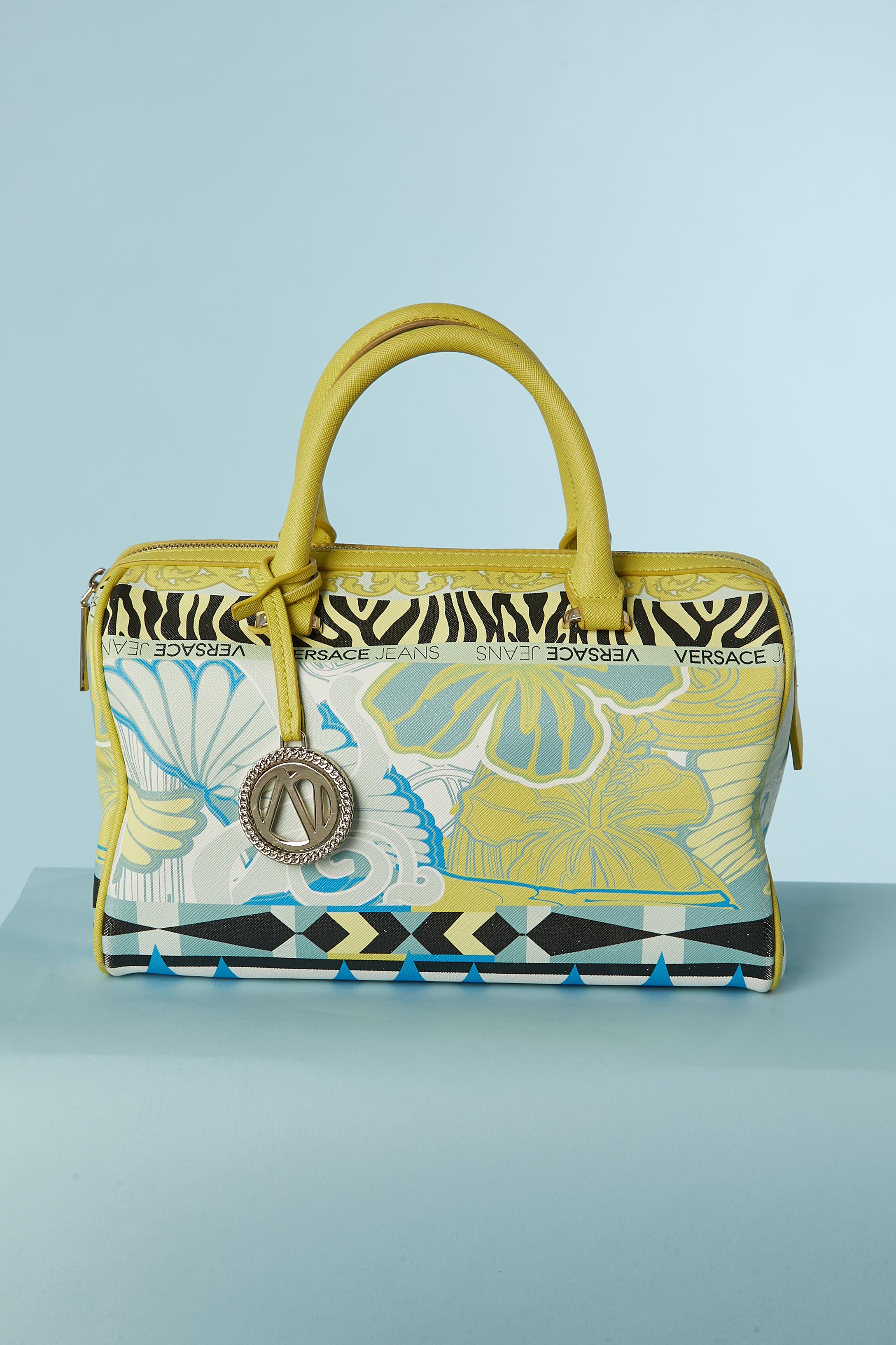 Bedruckte Tasche mit oberem Griff. Zusammensetzung des Hauptgewebes: 100% Polyester, mit Harz beschichtet. Markenzeichen Futter: 100% Polyester 
Größe: 29cm X 18cm X 17cm
Länge des Griffs: 34cm
Reißverschluss in der oberen Mitte mit