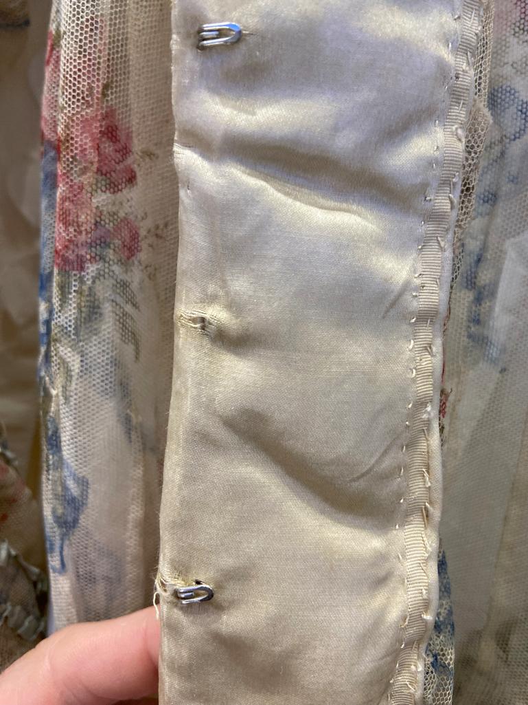 Printed tulle jacket with ribbon, flowers and threads embroideries Circa 1890 For Sale 6