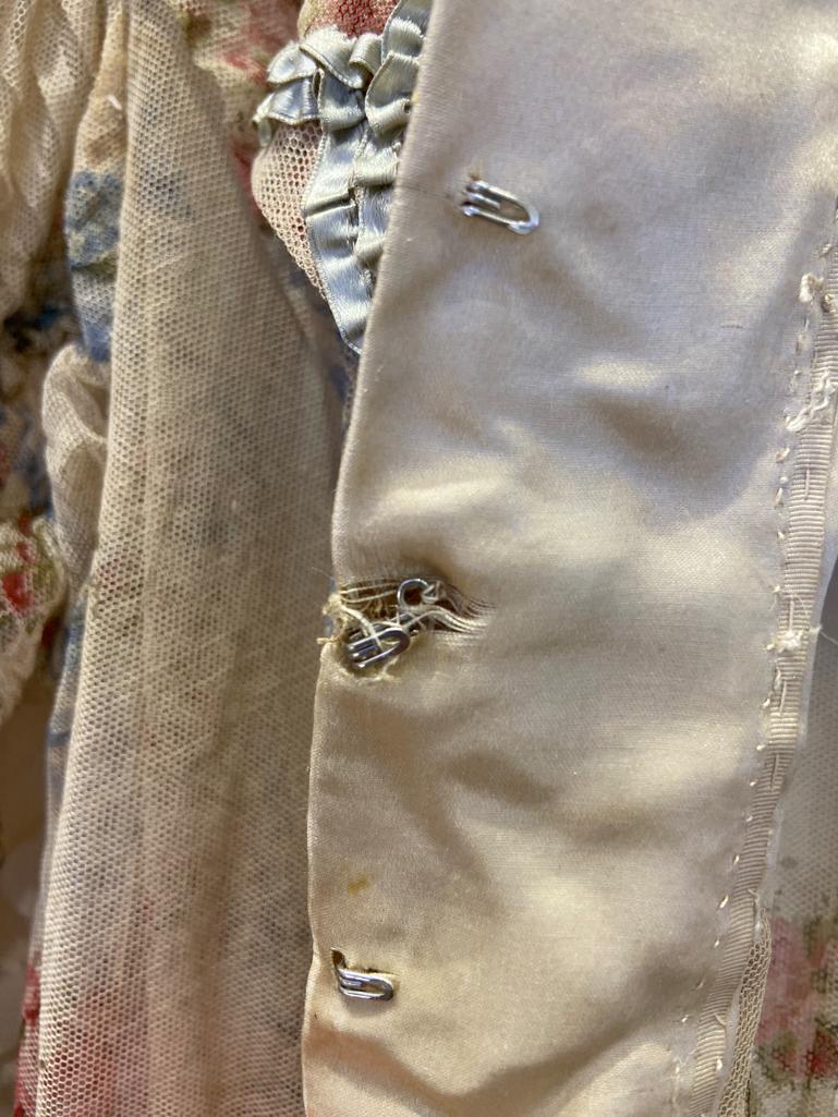 Printed tulle jacket with ribbon, flowers and threads embroideries Circa 1890 For Sale 7