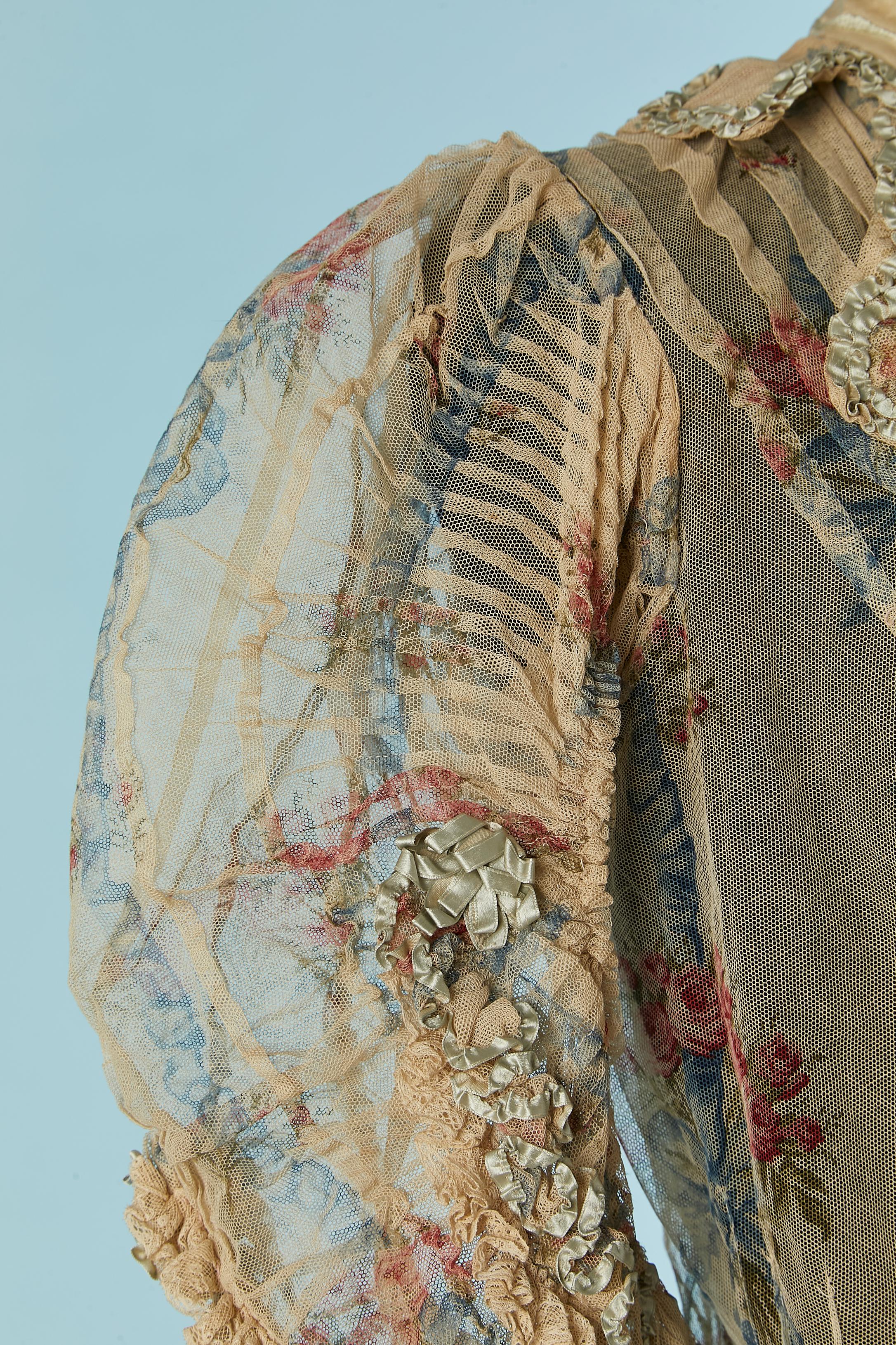 Printed tulle jacket with ribbon, flowers and threads embroideries Circa 1890 In Good Condition For Sale In Saint-Ouen-Sur-Seine, FR