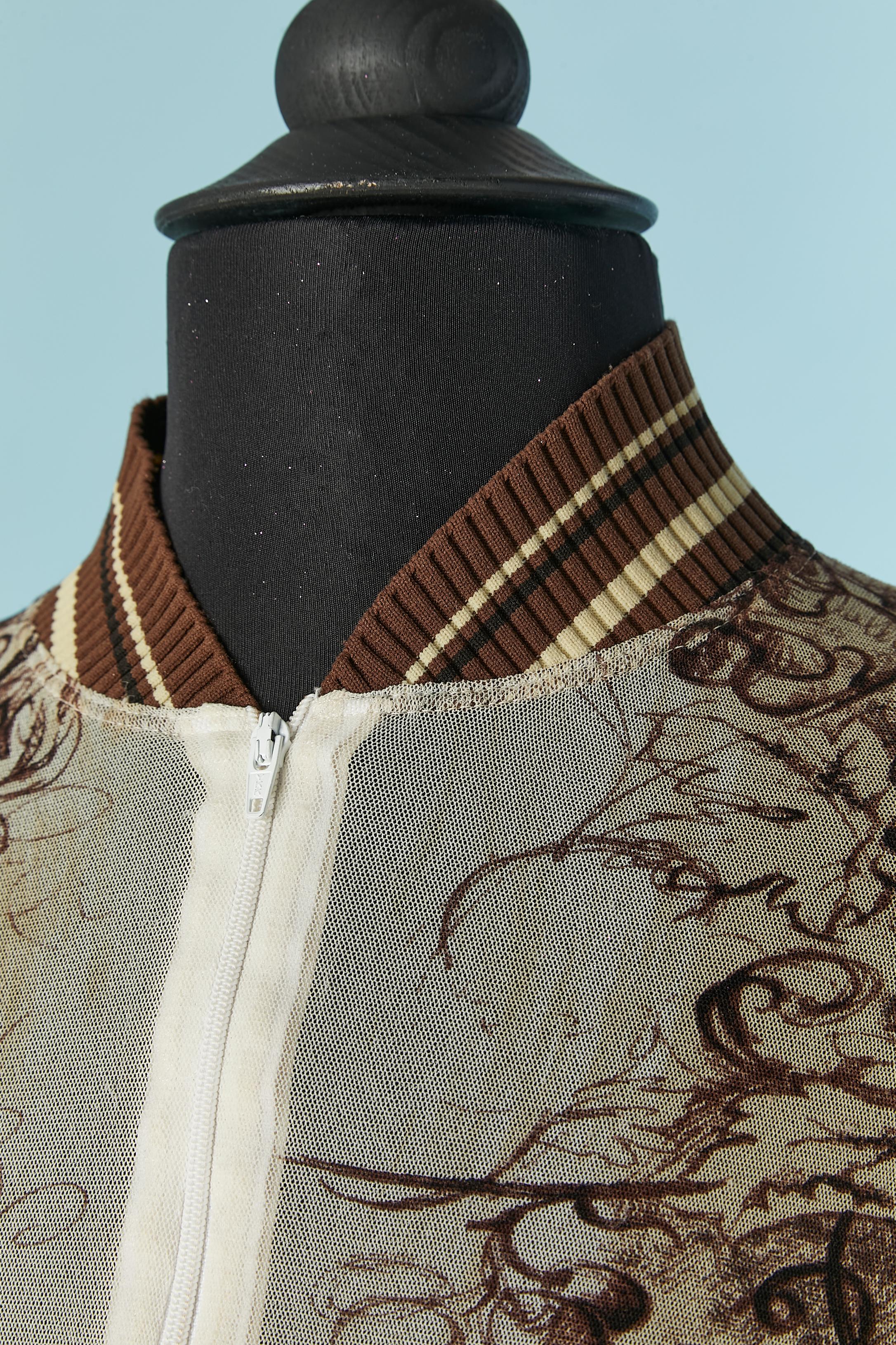 Chaqueta de tul estampado con borde de canalé a rayas . Composición del tejido: 100% nailon. 
Cierre con cremallera en la parte delantera central. 
TALLA S 
