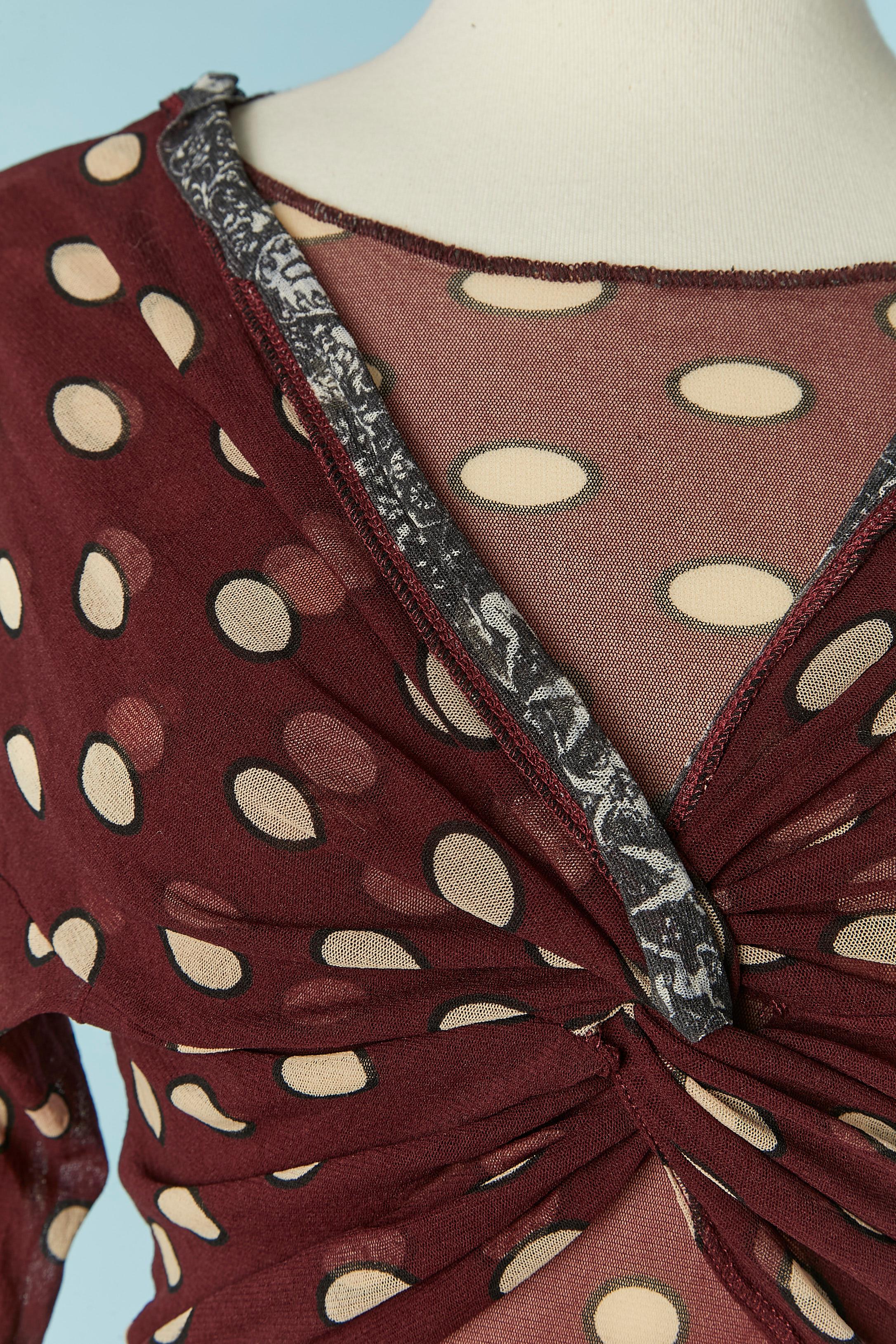 Conjunto de camiseta y top de tul elástico estampado. Composición del tejido: 100% nailon
TALLA M 