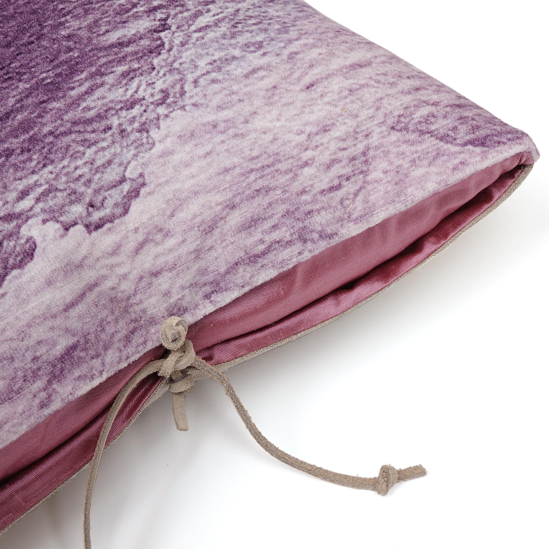 Un lussuoso cuscino decorativo fatto a mano in velluto di cotone stampato sul davanti e in lino belga massiccio sul retro, ideale per aggiungere comfort e stile casual e rilassato a un soggiorno, una camera da letto o un salotto contemporaneo. Il