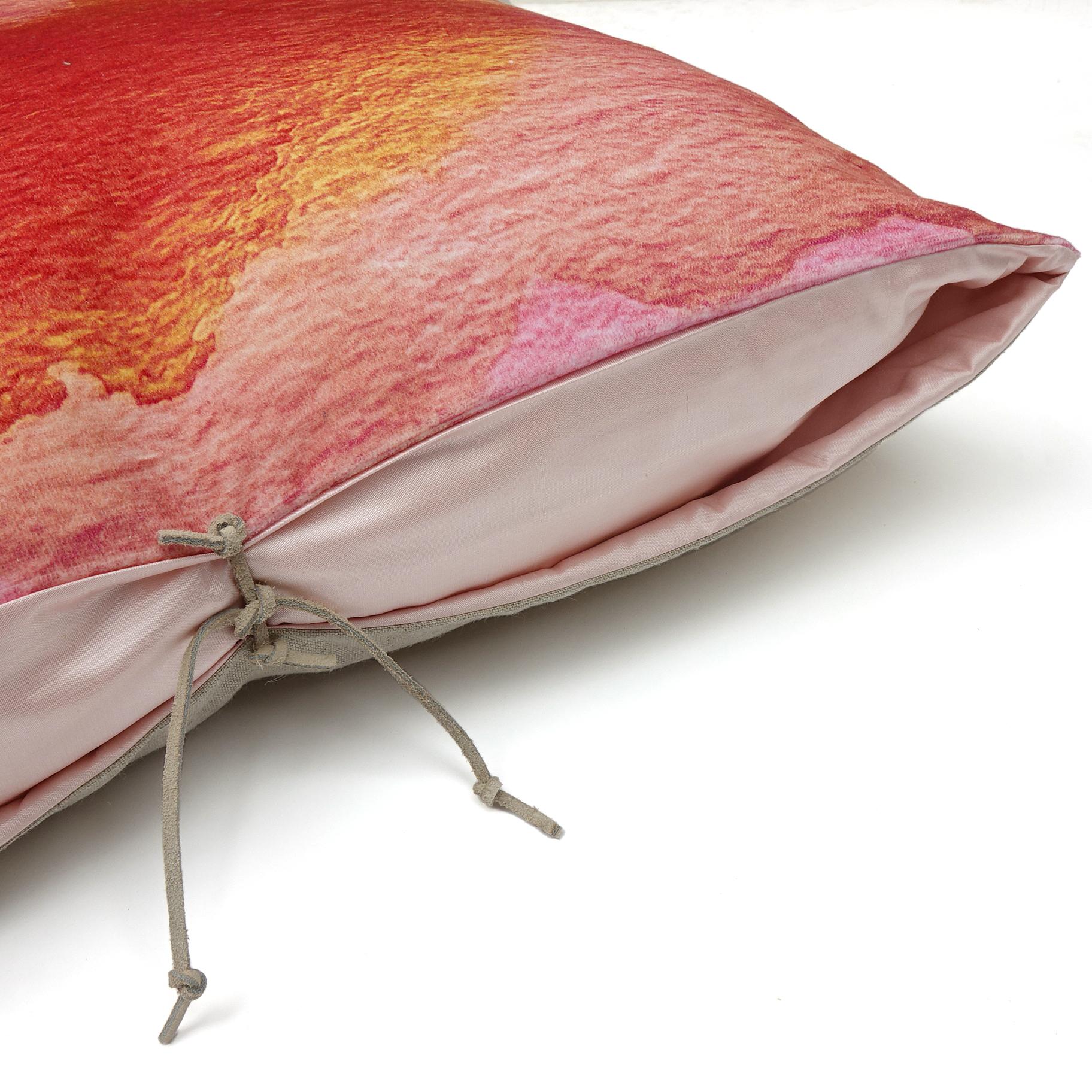 Una lujosa almohada decorativa hecha a mano con la parte delantera de terciopelo de algodón estampado y la parte trasera de lino belga macizo, ideal para añadir comodidad y un estilo desenfadado y relajado a un salón, dormitorio o sala de estar