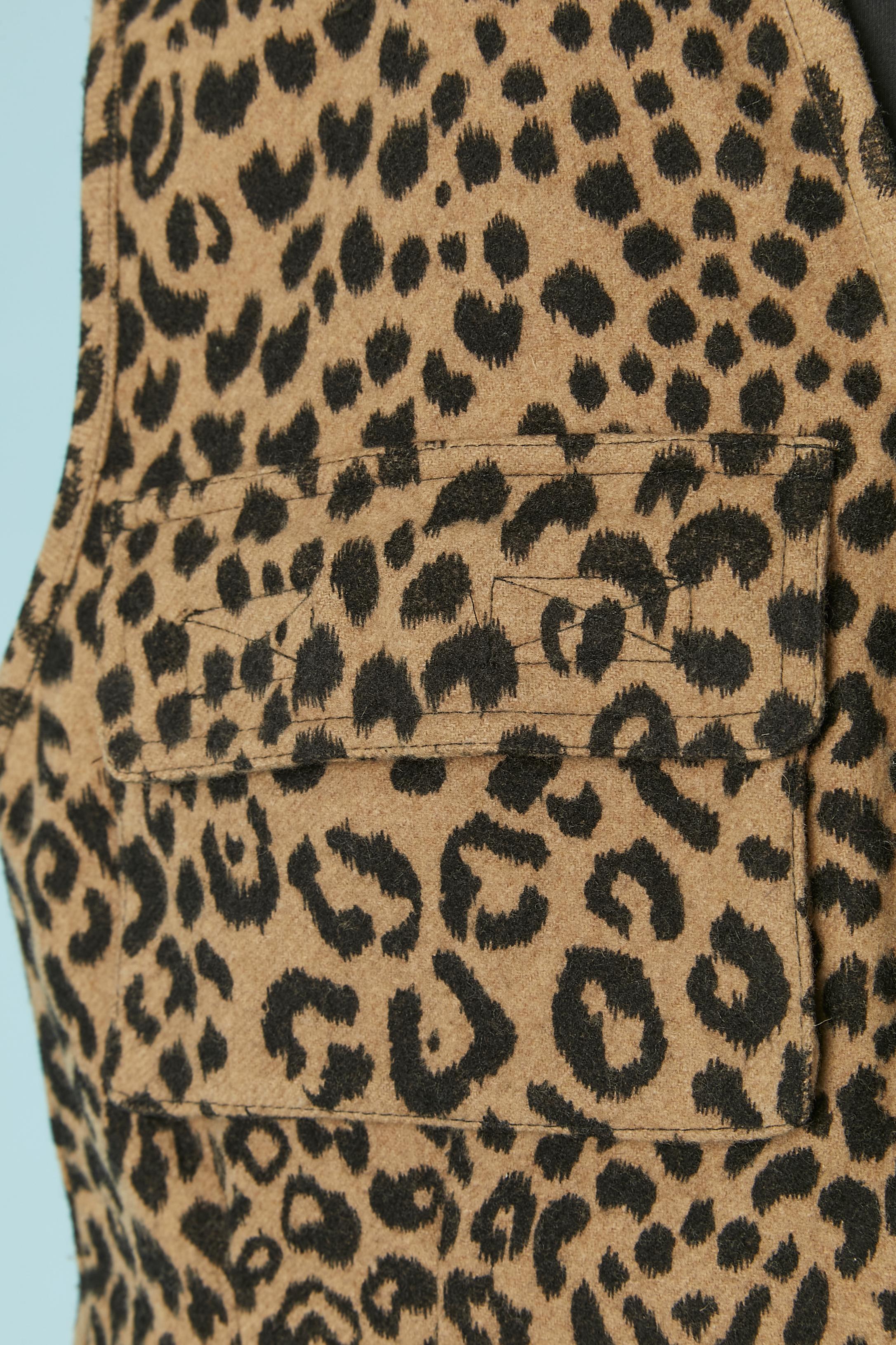 Printed vest with zip closure and pocket front and back. Fabric composition: 80% wool, 20% cashmere. 
4 pockets on the front ( 2 with zip closure and 2 with hook&loop closure) One large pocket on the back with hook&loop closure. Rhinestone brand on