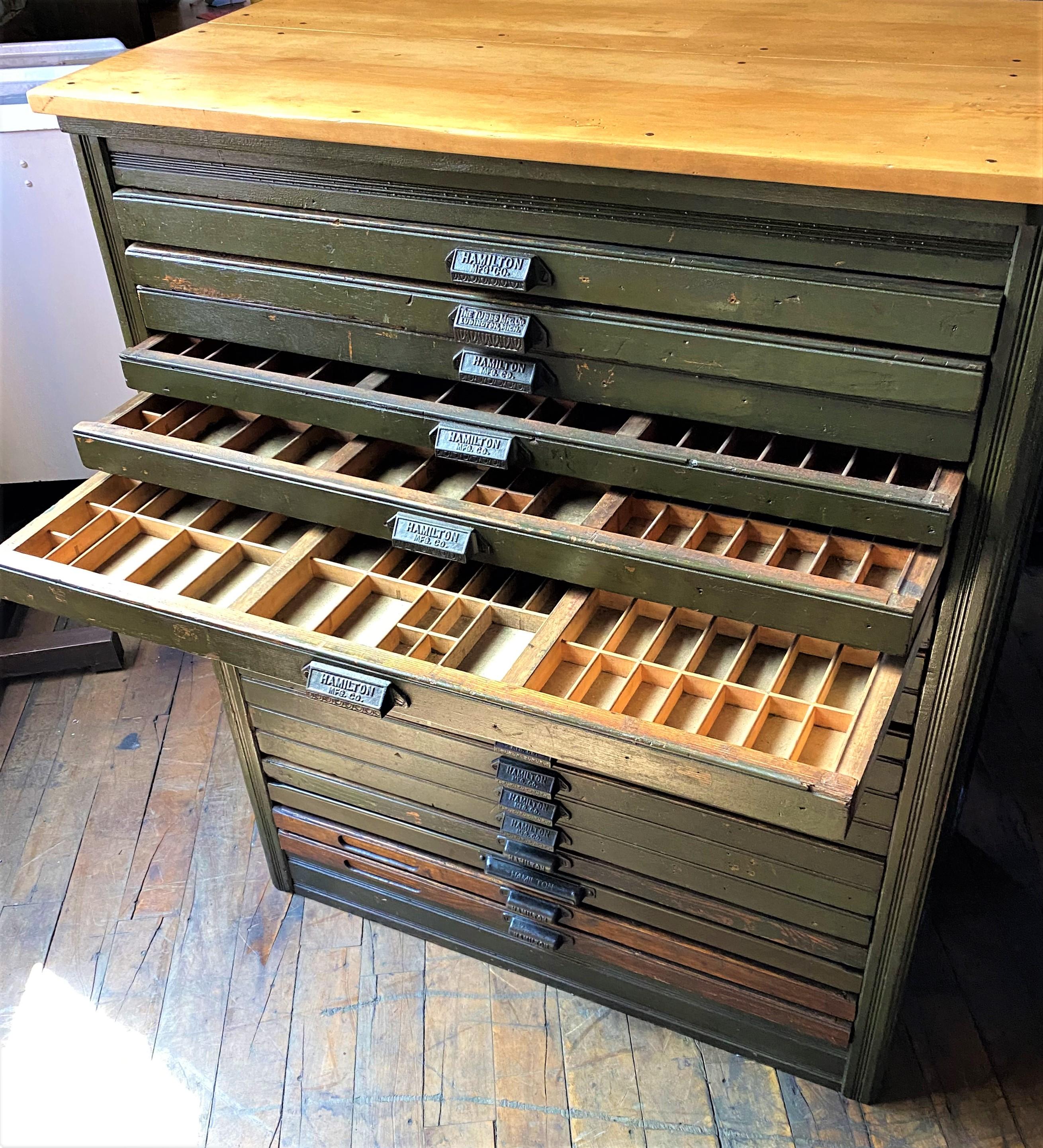 Hamilton printer's cabinet with 20 Drawers
Measures: Overall dimensions: 36