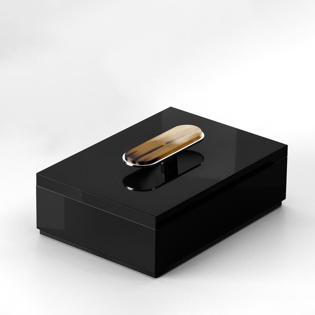 Priora Box in glossy black lacquer with detail in Corno Italiano, Mod. 2405 In New Condition For Sale In Recanati, Macerata