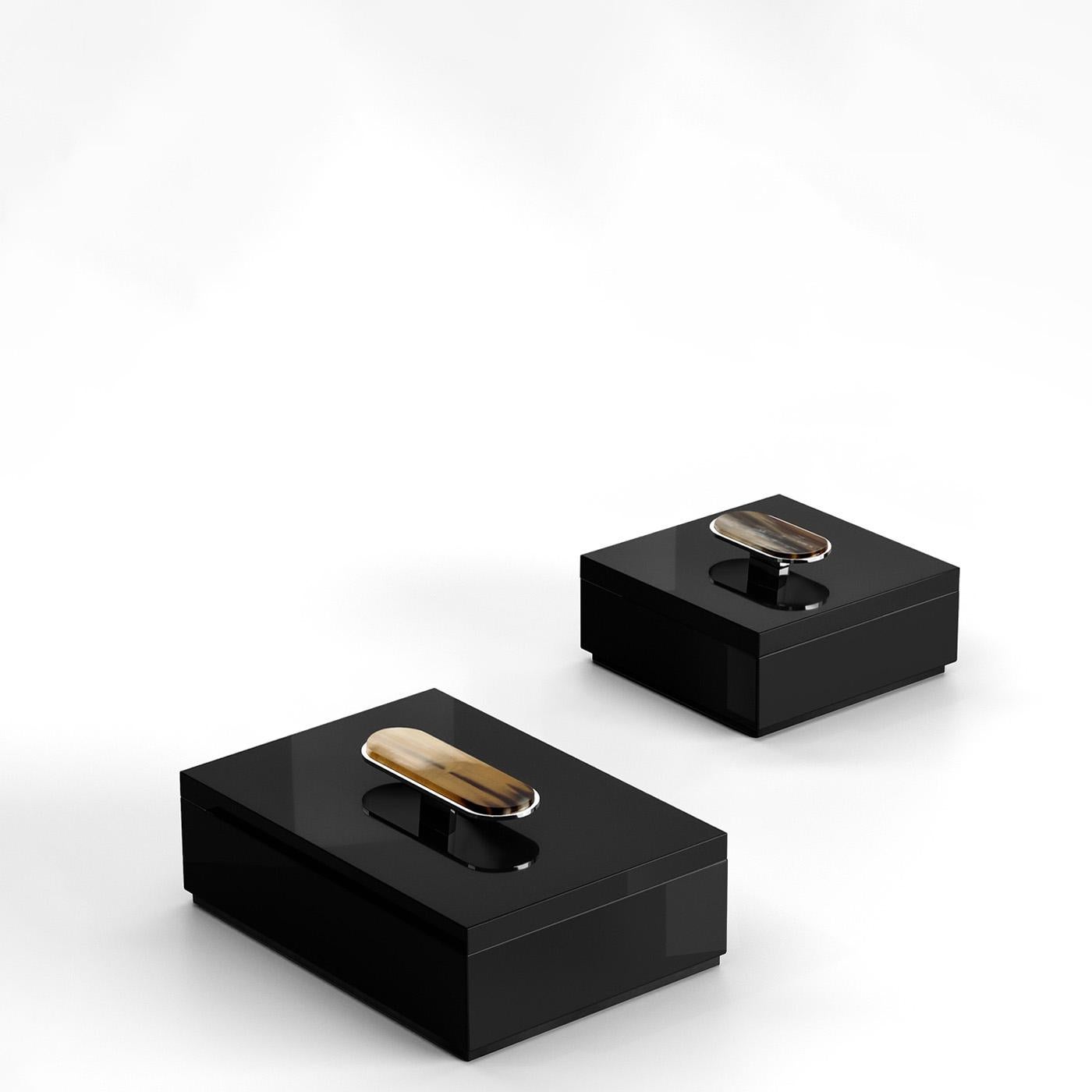 La boîte Priora présente une esthétique raffinée et une attention méticuleuse aux détails, ce qui en fait l'accessoire ultime pour ranger vos effets personnels. Fabriquée en bois laqué noir brillant, la boîte présente un élégant couvercle orné d'un