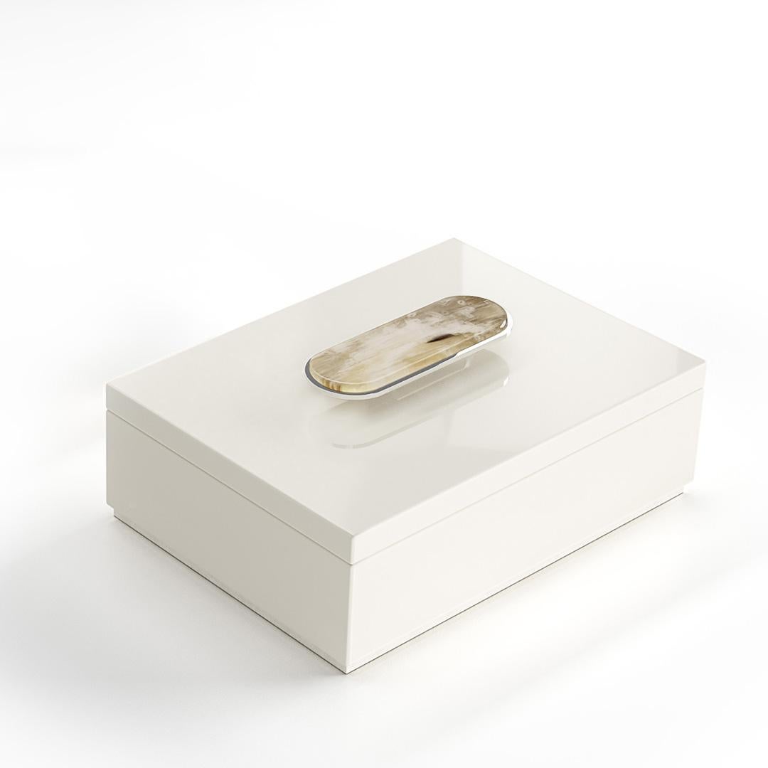 Priora-Schachtel aus glänzendem elfenbeinfarbenem Lack mit Details in Corno Italiano, Mod. 2404 (Handgefertigt) im Angebot