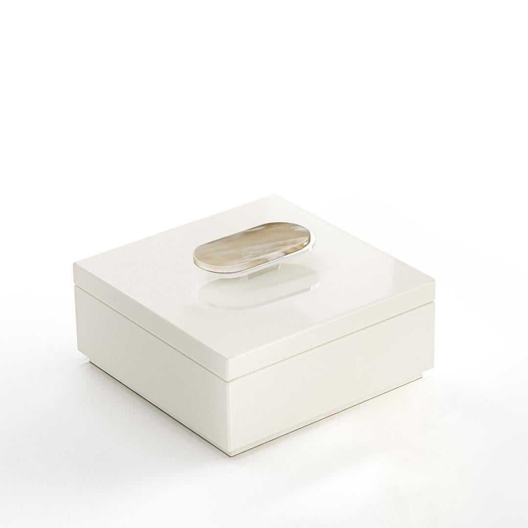 Hand-Crafted Priora Box in glossy ivory lacquer with detail in Corno Italiano, Mod. 2410 For Sale