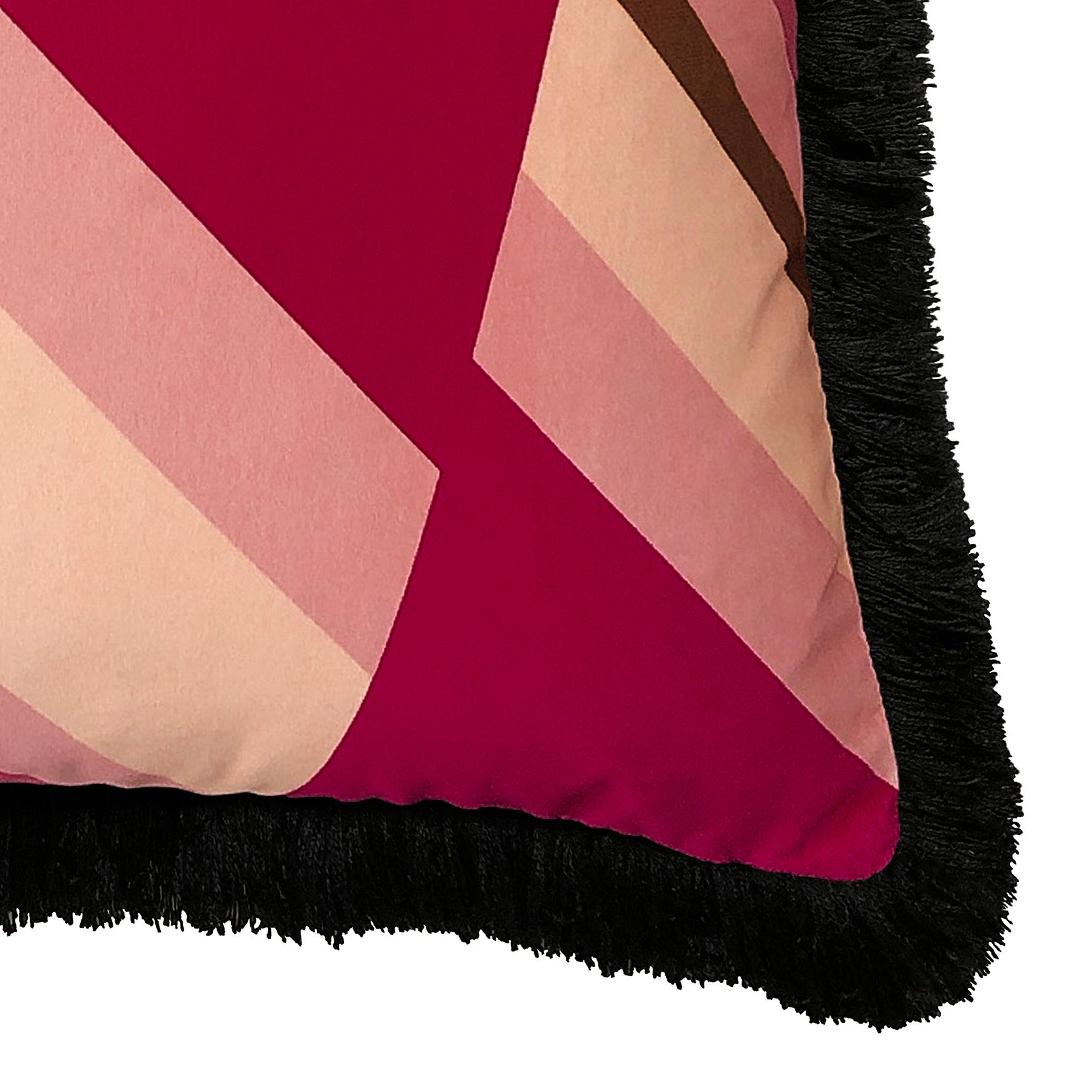 Priscilla Geometrisches Samt-Kissen mit rosa Fransen (Britisch) im Angebot