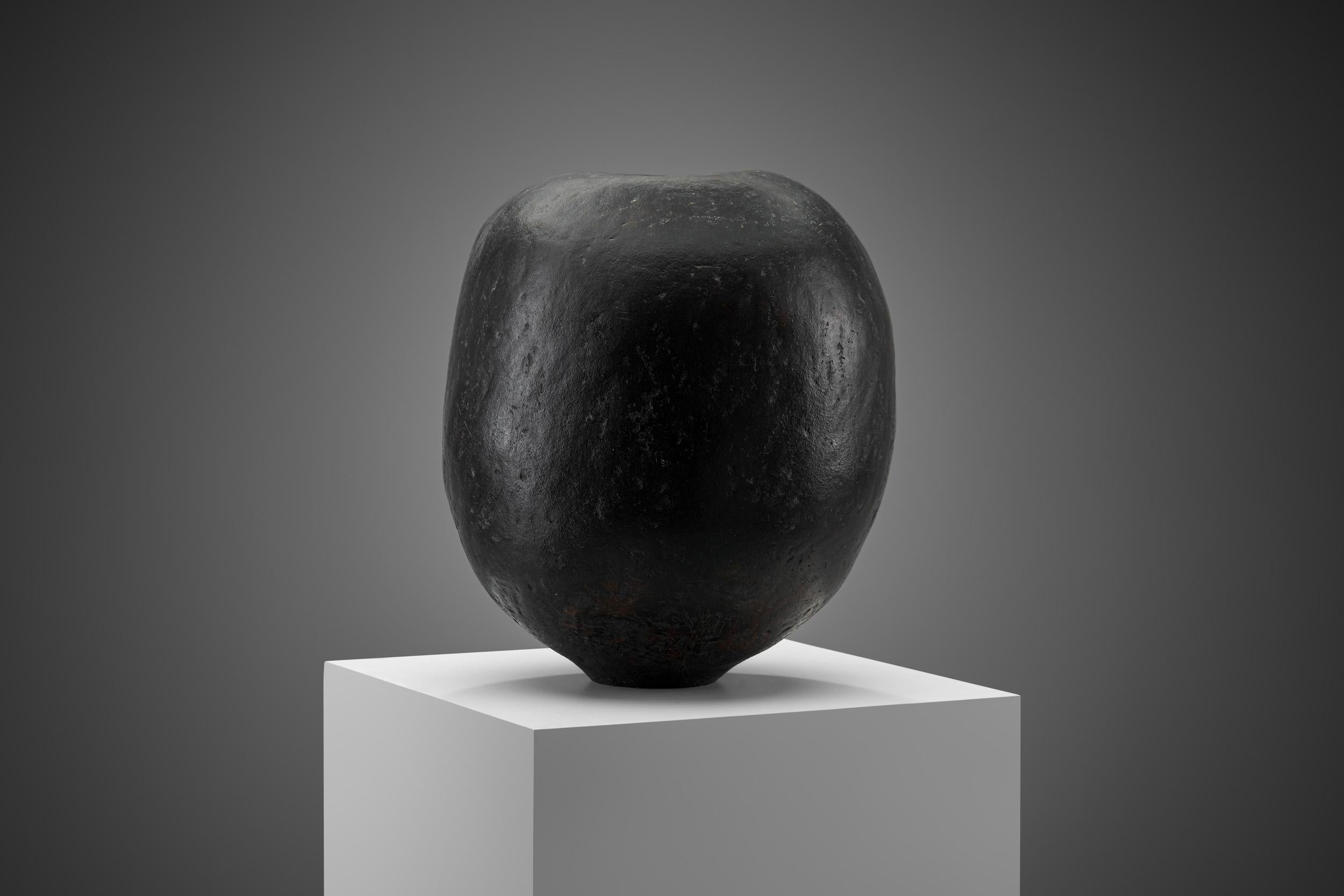 Moderno Vaso in ceramica nera Priscilla Mouritzen, Danimarca, anni '80 ca. in vendita