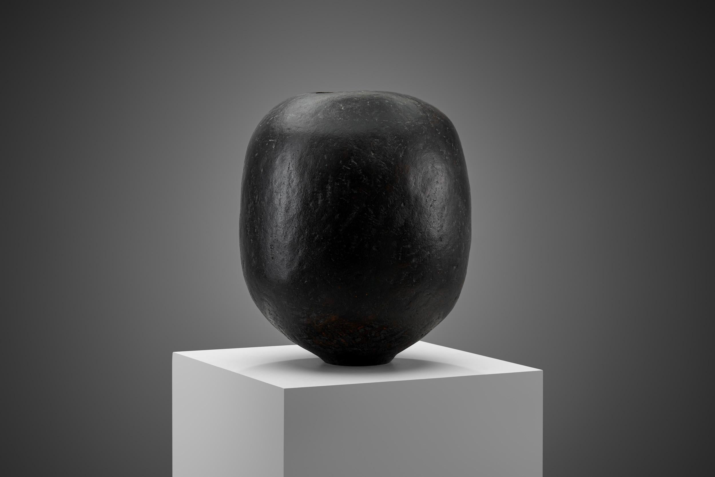 Danese Vaso in ceramica nera Priscilla Mouritzen, Danimarca, anni '80 ca. in vendita