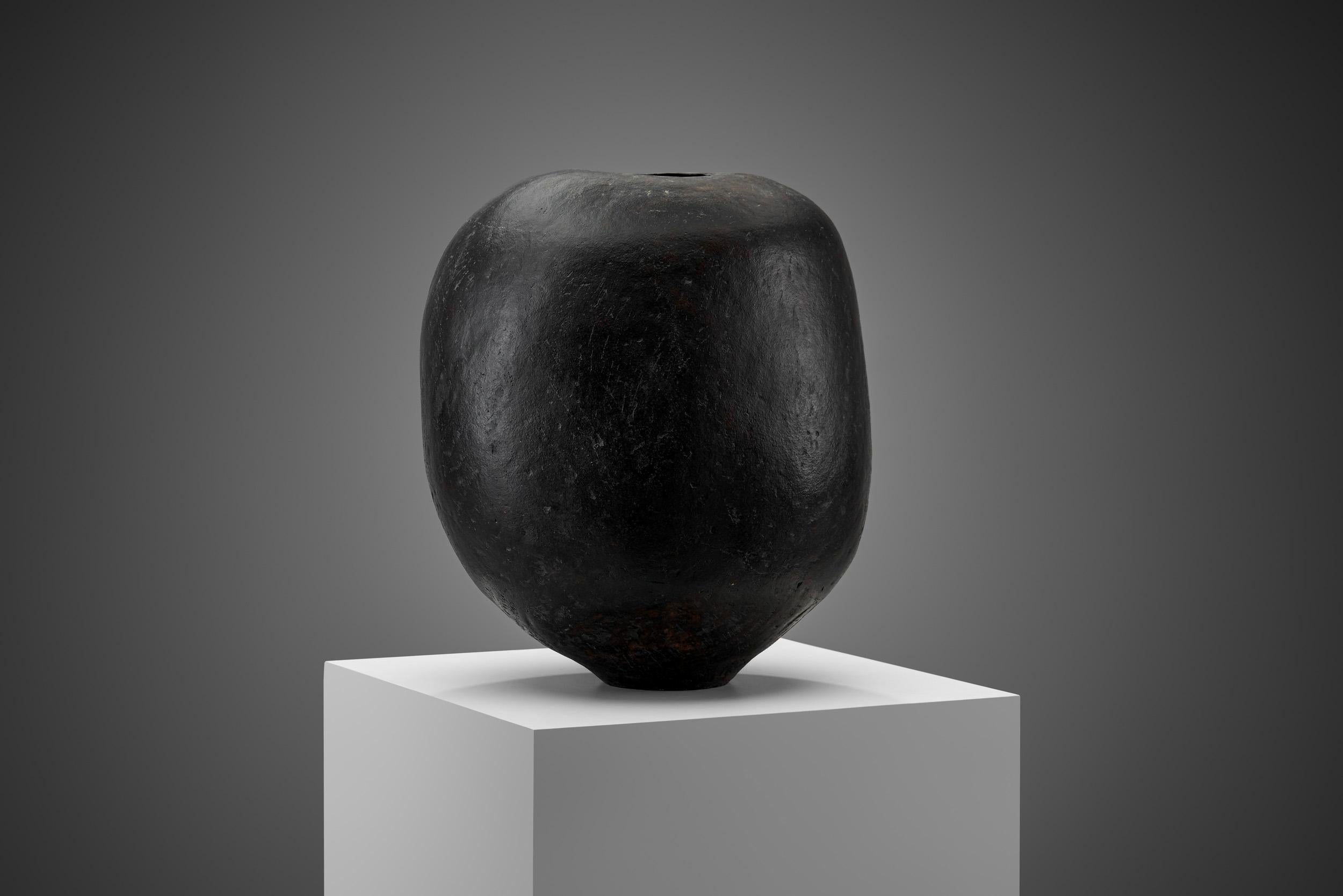 Vaso in ceramica nera Priscilla Mouritzen, Danimarca, anni '80 ca. In condizioni buone in vendita a Utrecht, NL