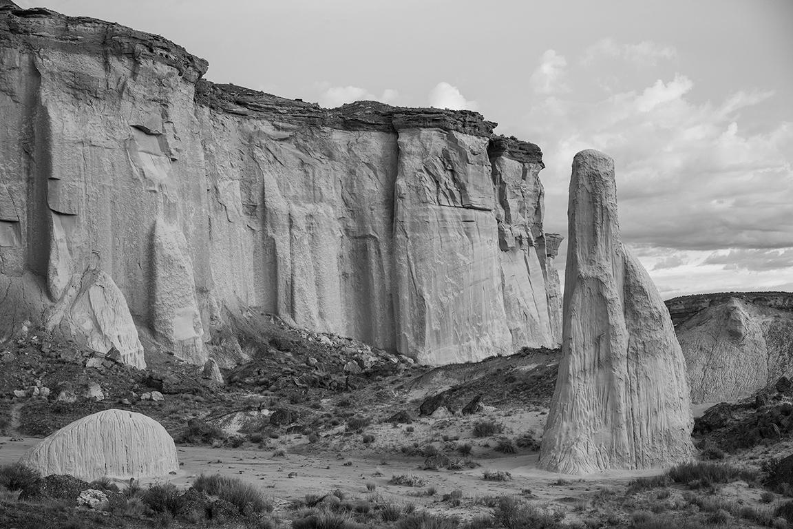 Black and White Photograph de Priscilla Rattazzi - Fantasma Guardián II, Wahweap