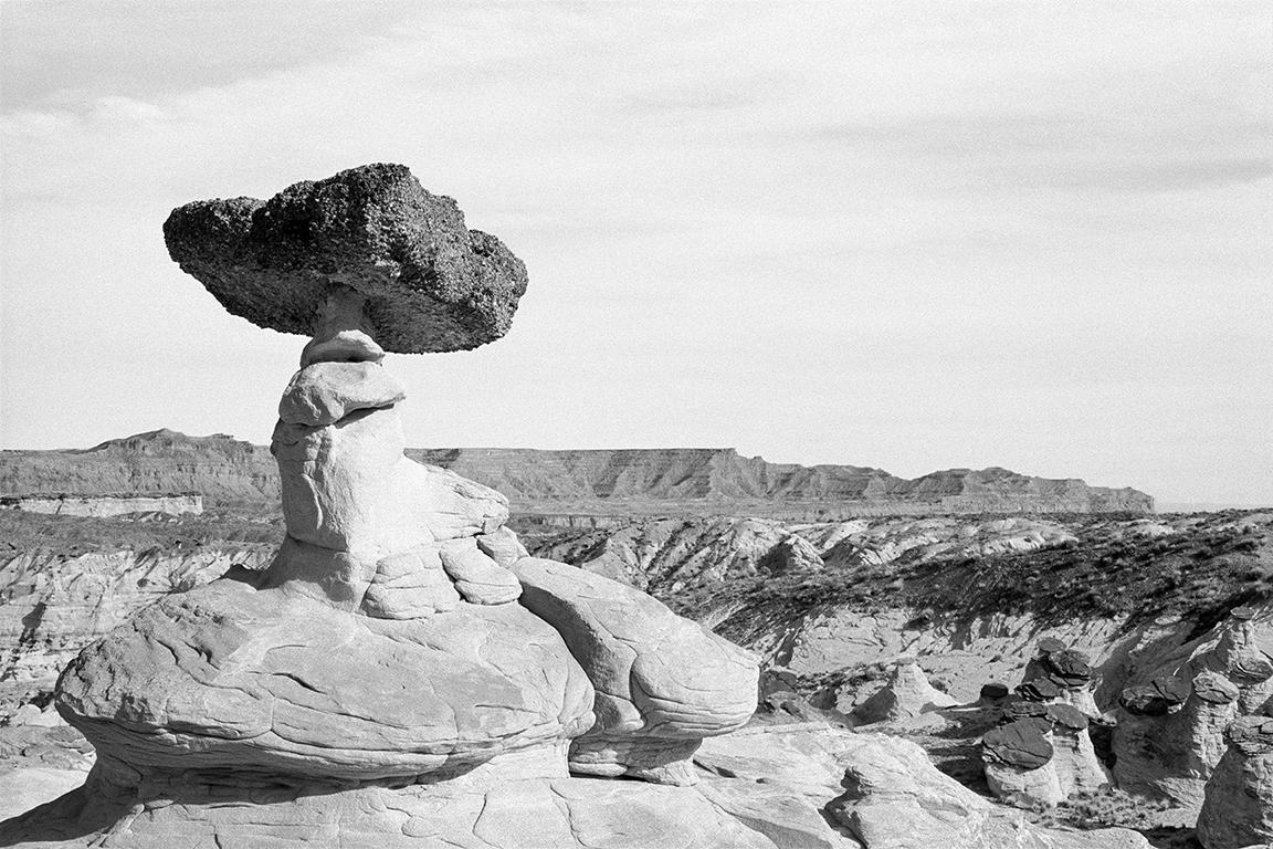 Black and White Photograph de Priscilla Rattazzi - Hoodoo de setas II