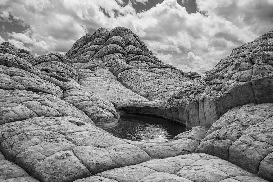 Black and White Photograph de Priscilla Rattazzi - Tenaja, Bolsillo Blanco