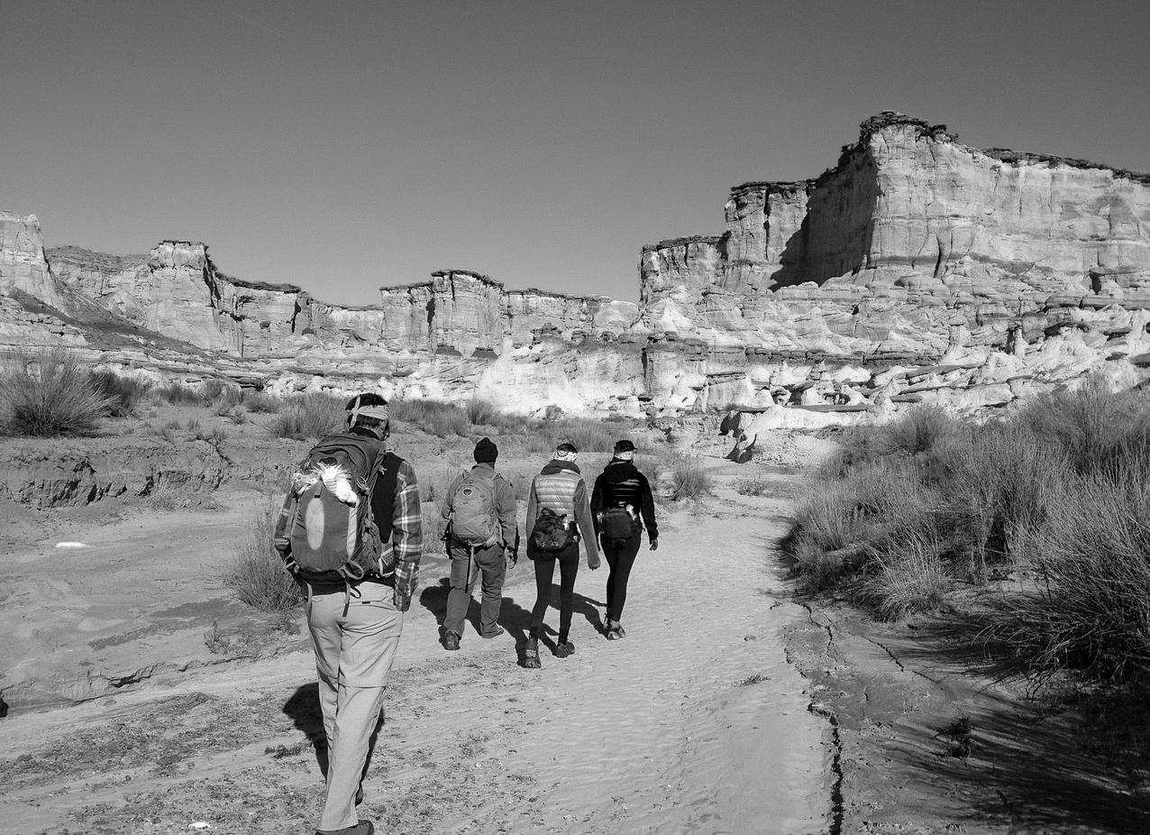 Black and White Photograph de Priscilla Rattazzi - Entrar en el Cañón del Yermo por primera vez
