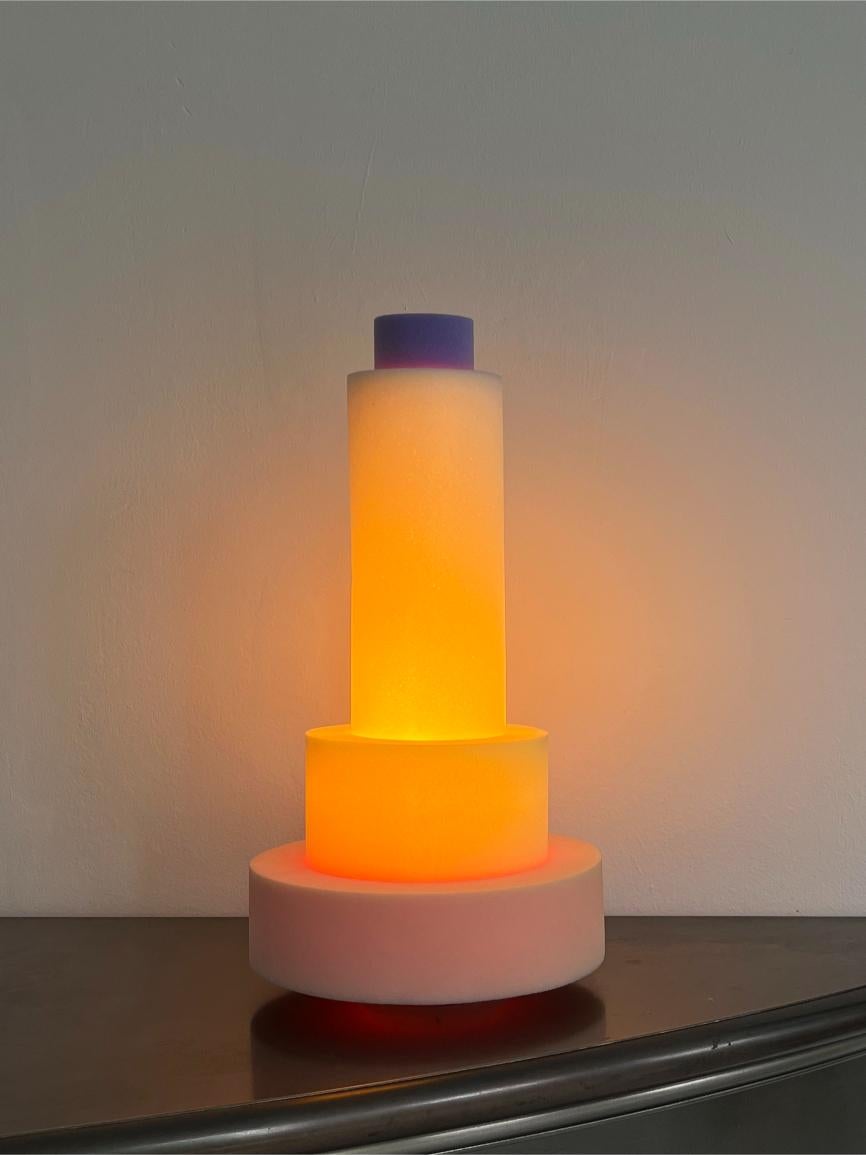 Lámpara de pie Priscilla Schuimlampen de Sven Jansse
Dimensiones: P 25 x A 45 cm
Materiales: Espuma de poliéter tratada
Disponible en diferentes combinaciones de colores.

La práctica de Sven Jansse (Rotterdam, 1987) opera en los límites del arte,