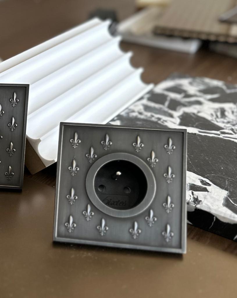 Fleur de Lys collection socket outlet in dark oxide finish brass.

Hand-crafted by Remy Garnier, bronze artist 

US/UK/EU-compliant fittings (to be specified after ordering).

USB/USBC.RJ45 connectors available on request. 

