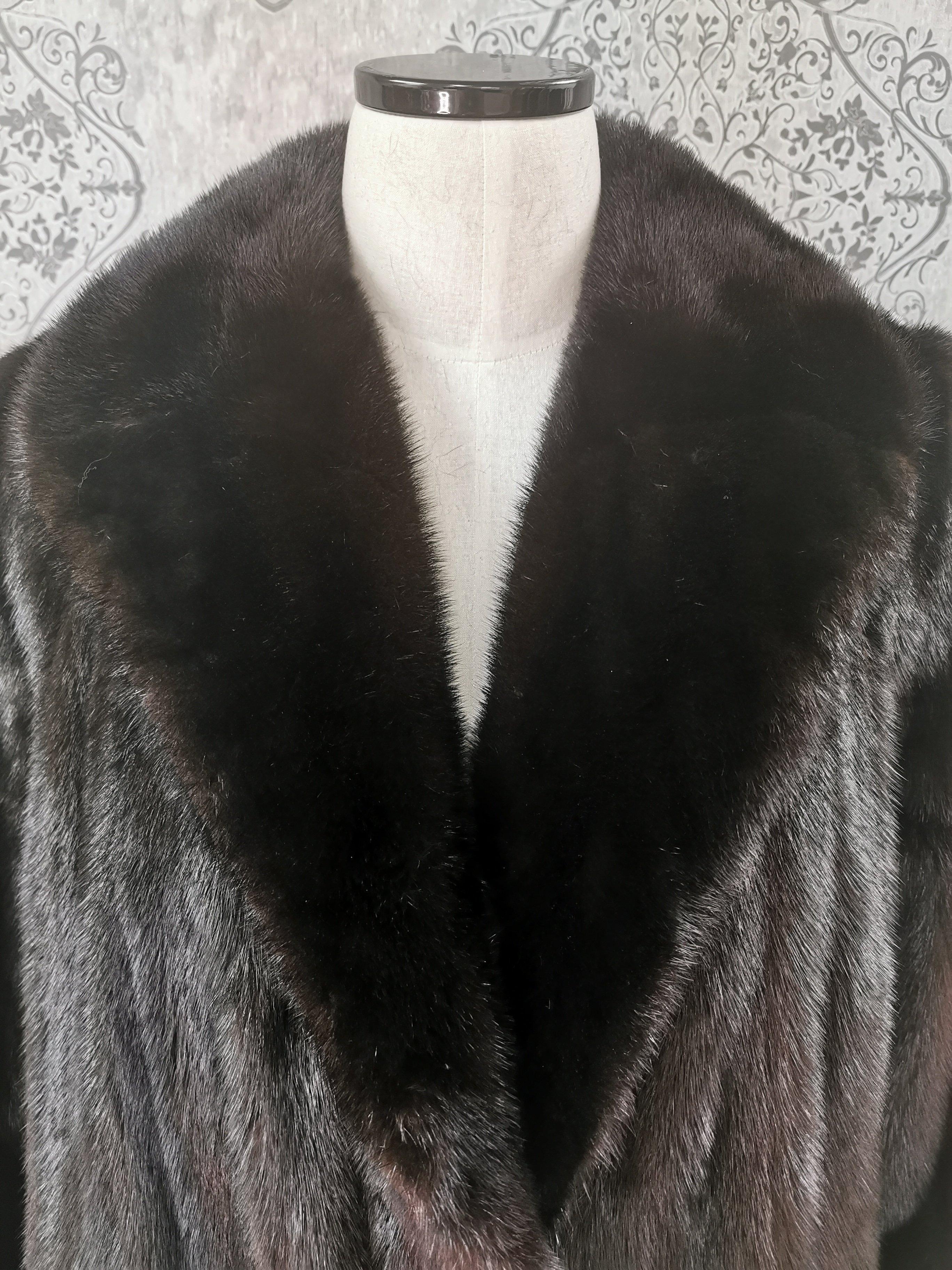 Noir Manteau en fourrure de vison neuf (taille 16-L) en vente