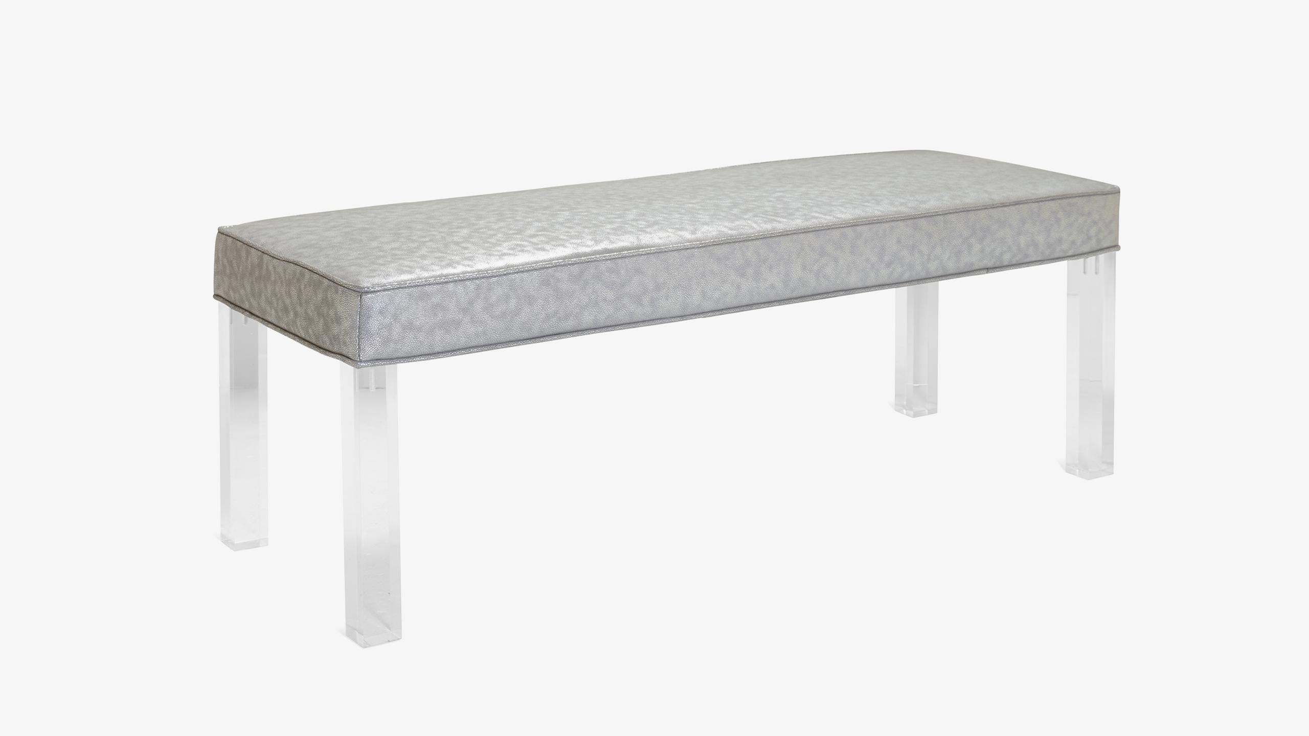 Conçue par Montage, la collection Prism est une interprétation contemporaine du design avec Lucite, utilisé de manière proéminente au milieu du siècle dernier. Nos pieds en Lucite massif 