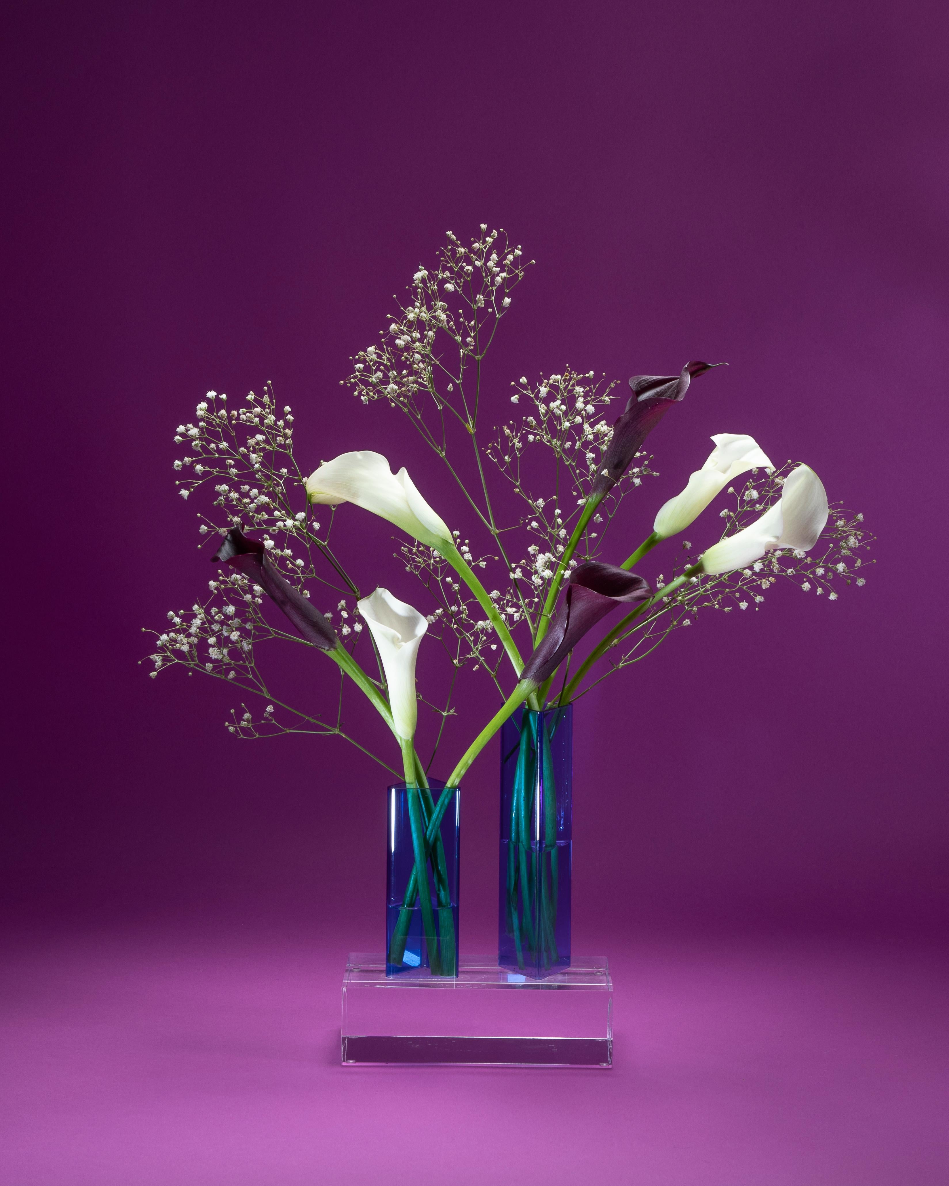 Prism Contemporary Transparent Vase in Acrylic (Postmoderne) im Angebot