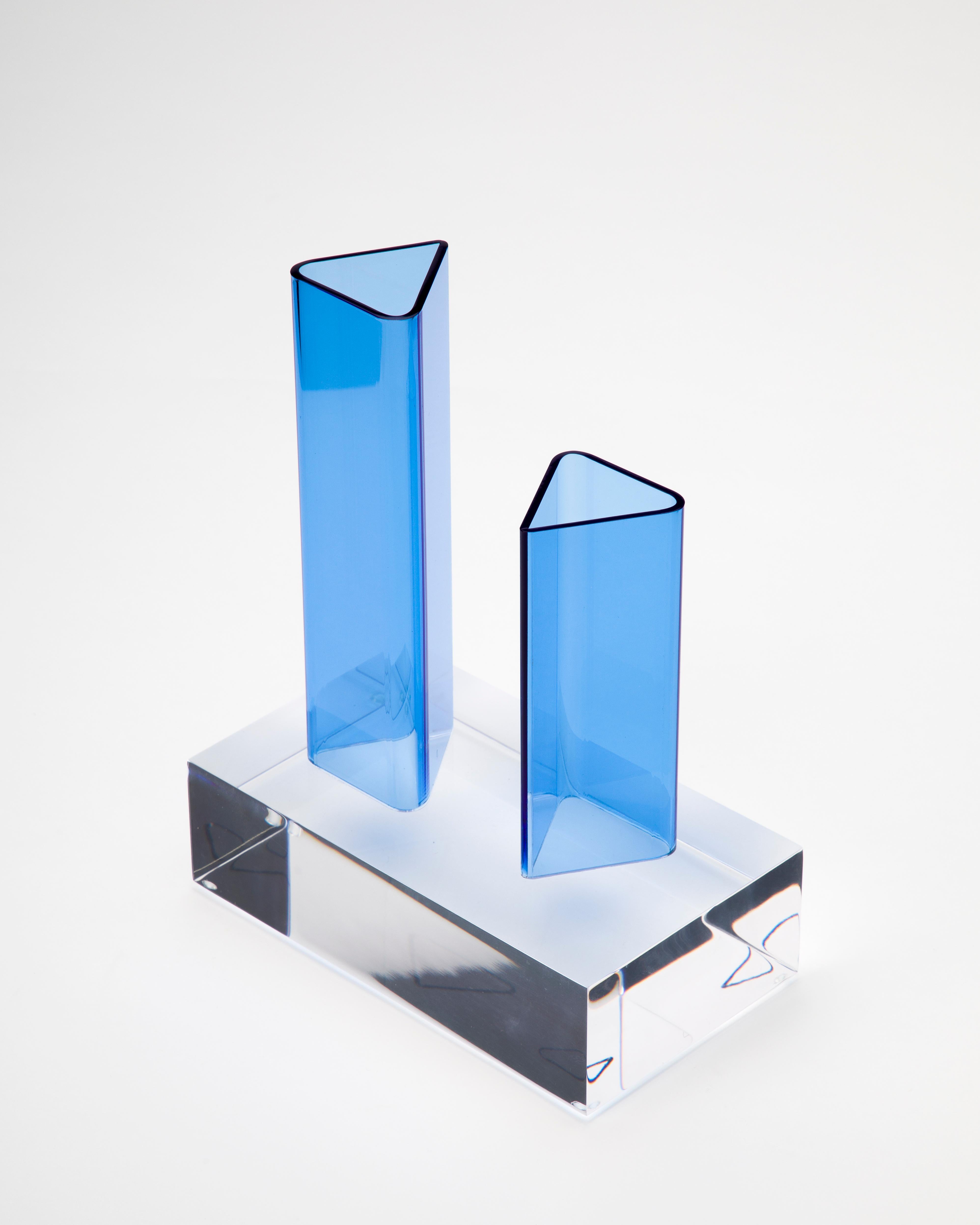 Prism Contemporary Transparent Vase in Acrylic (21. Jahrhundert und zeitgenössisch) im Angebot